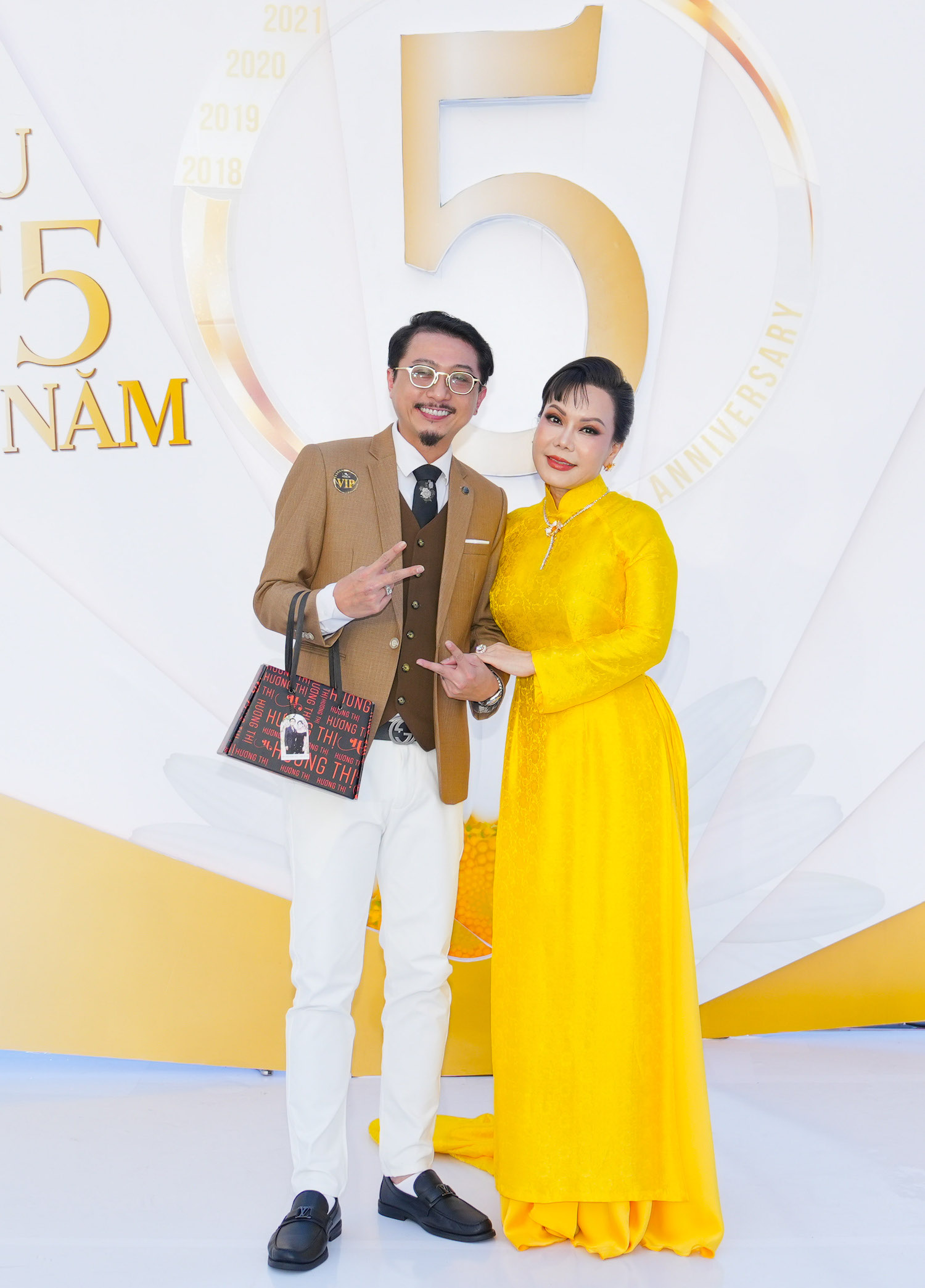 Mạc Văn Khoa đưa vợ xinh đẹp đến mừng Việt Hương kỷ niệm 5 năm kinh doanh- Ảnh 8.