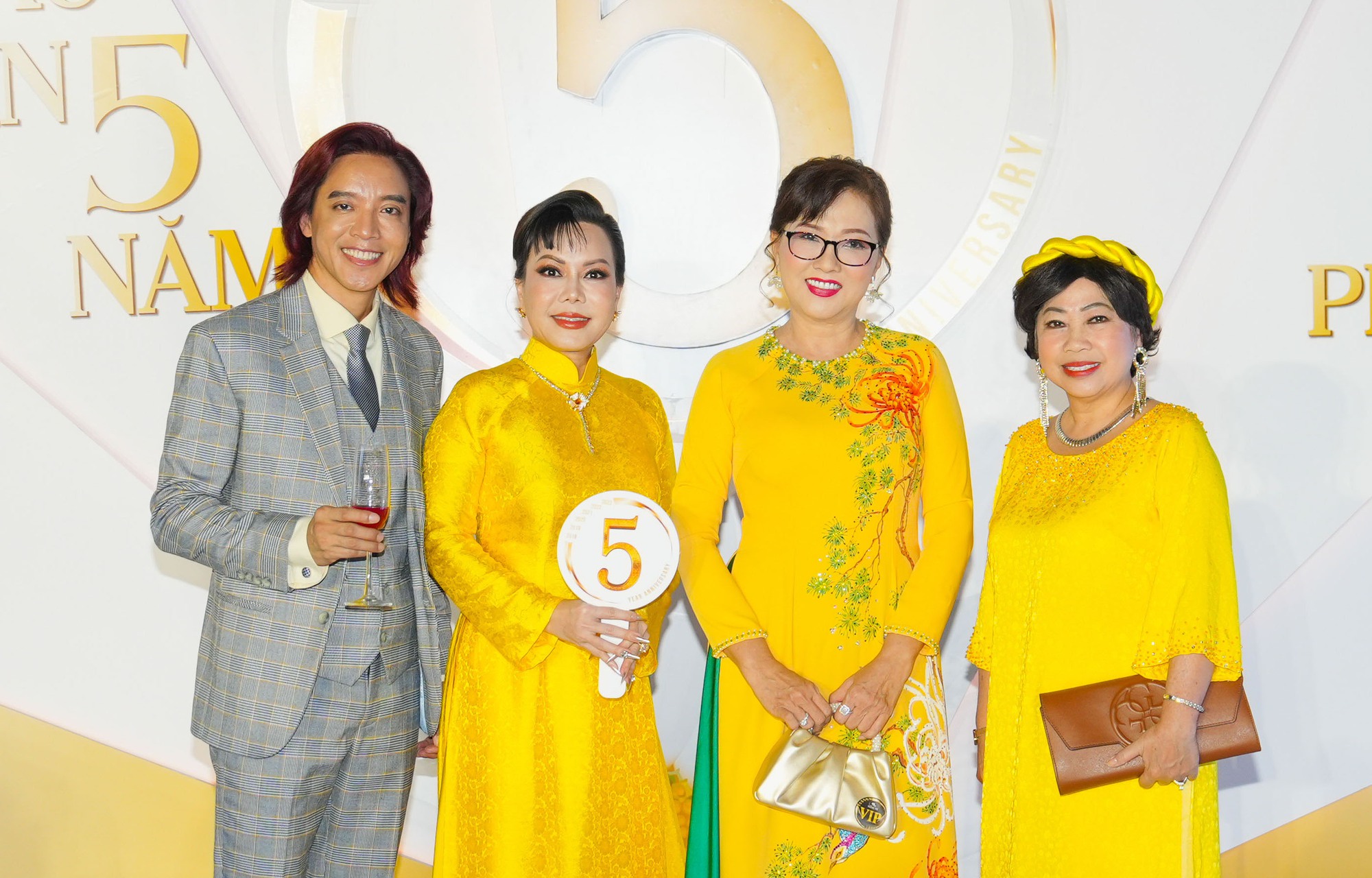 Mạc Văn Khoa đưa vợ xinh đẹp đến mừng Việt Hương kỷ niệm 5 năm kinh doanh- Ảnh 6.