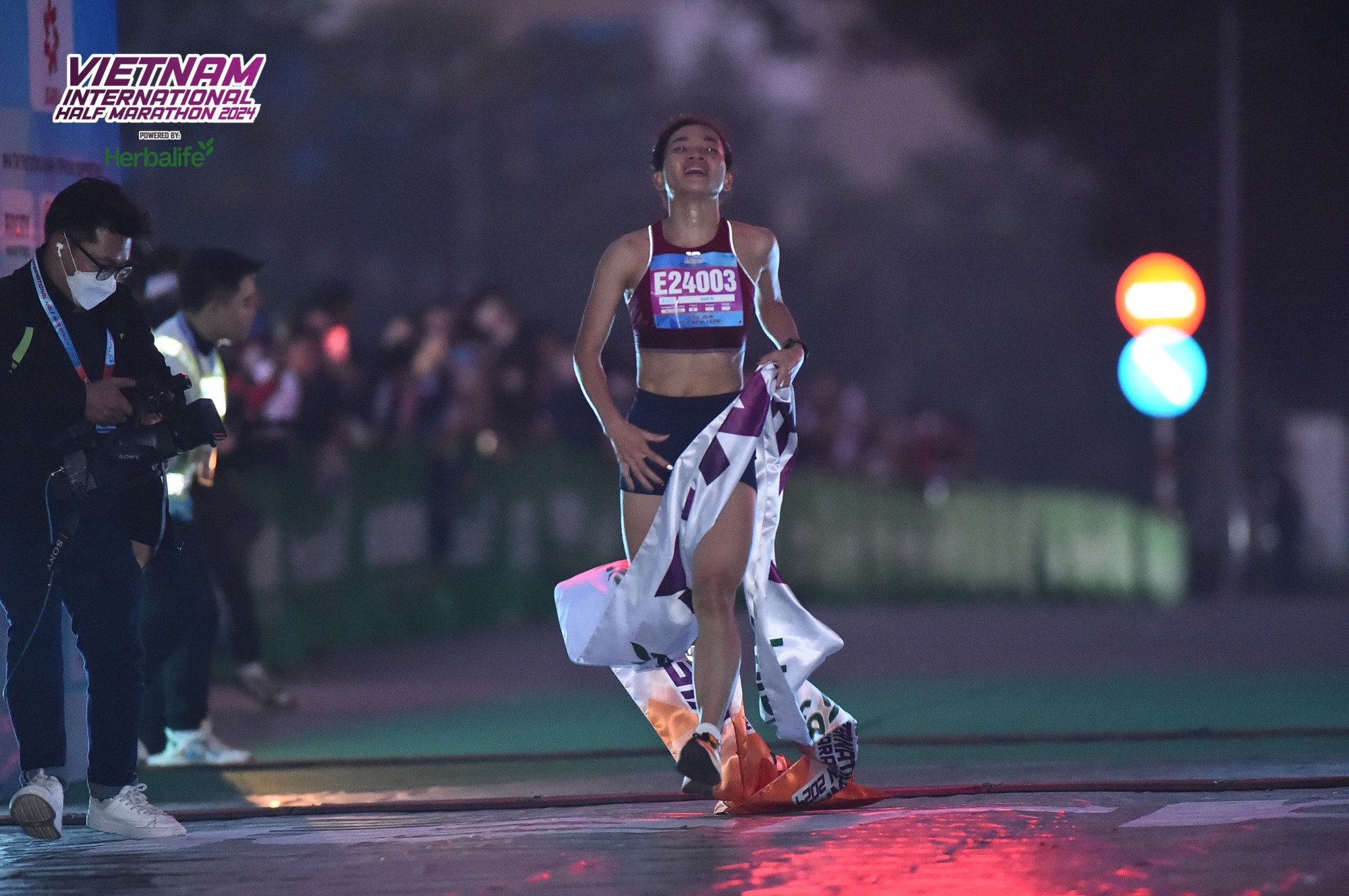 Nguyễn Thị Oanh nước rút ngoạn mục, lập kỷ lục mới trên đường chạy marathon- Ảnh 1.