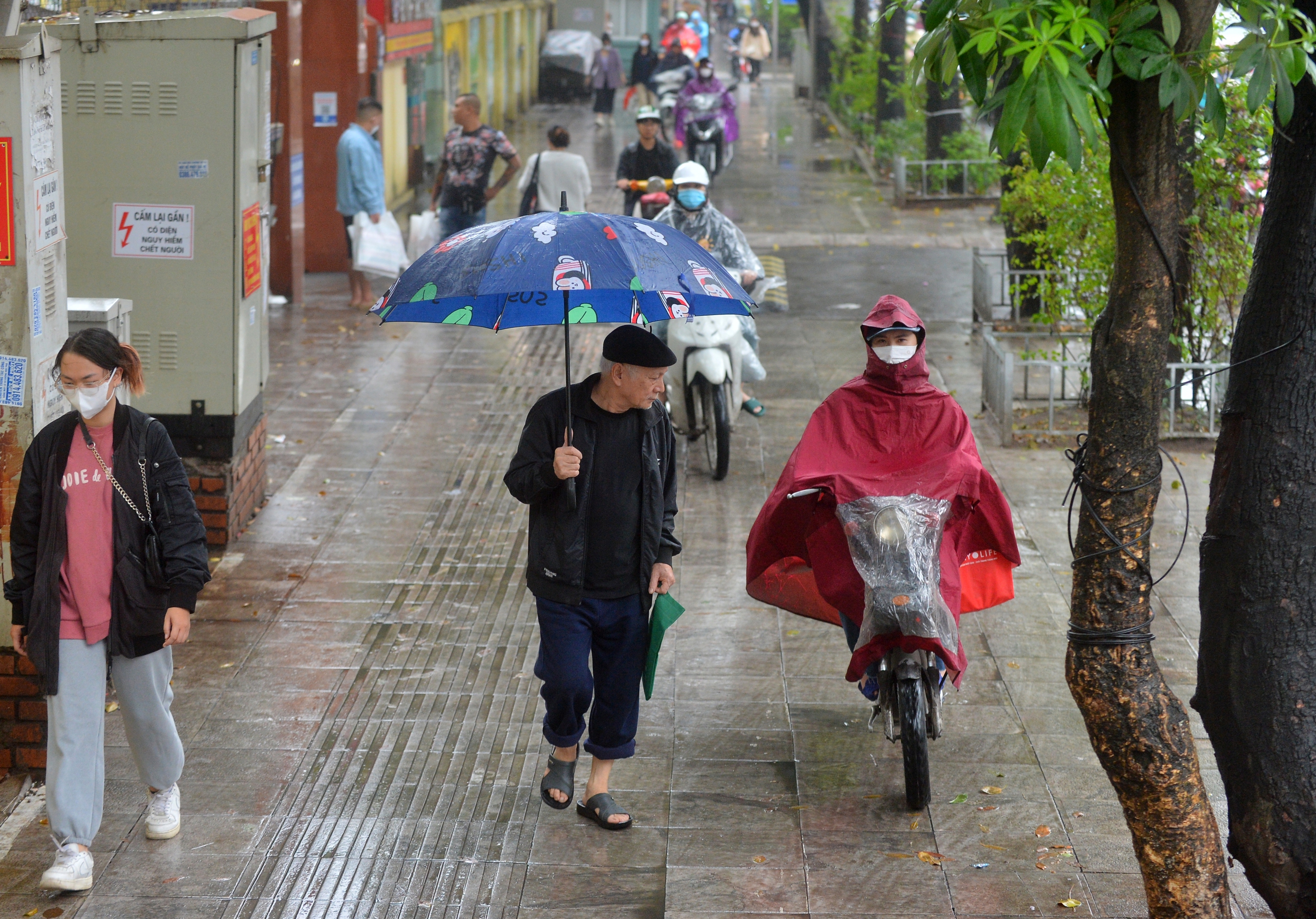Không khí lạnh gây mưa rét ở Hà Nội sáng nay, người dân chật vật đi đường- Ảnh 4.