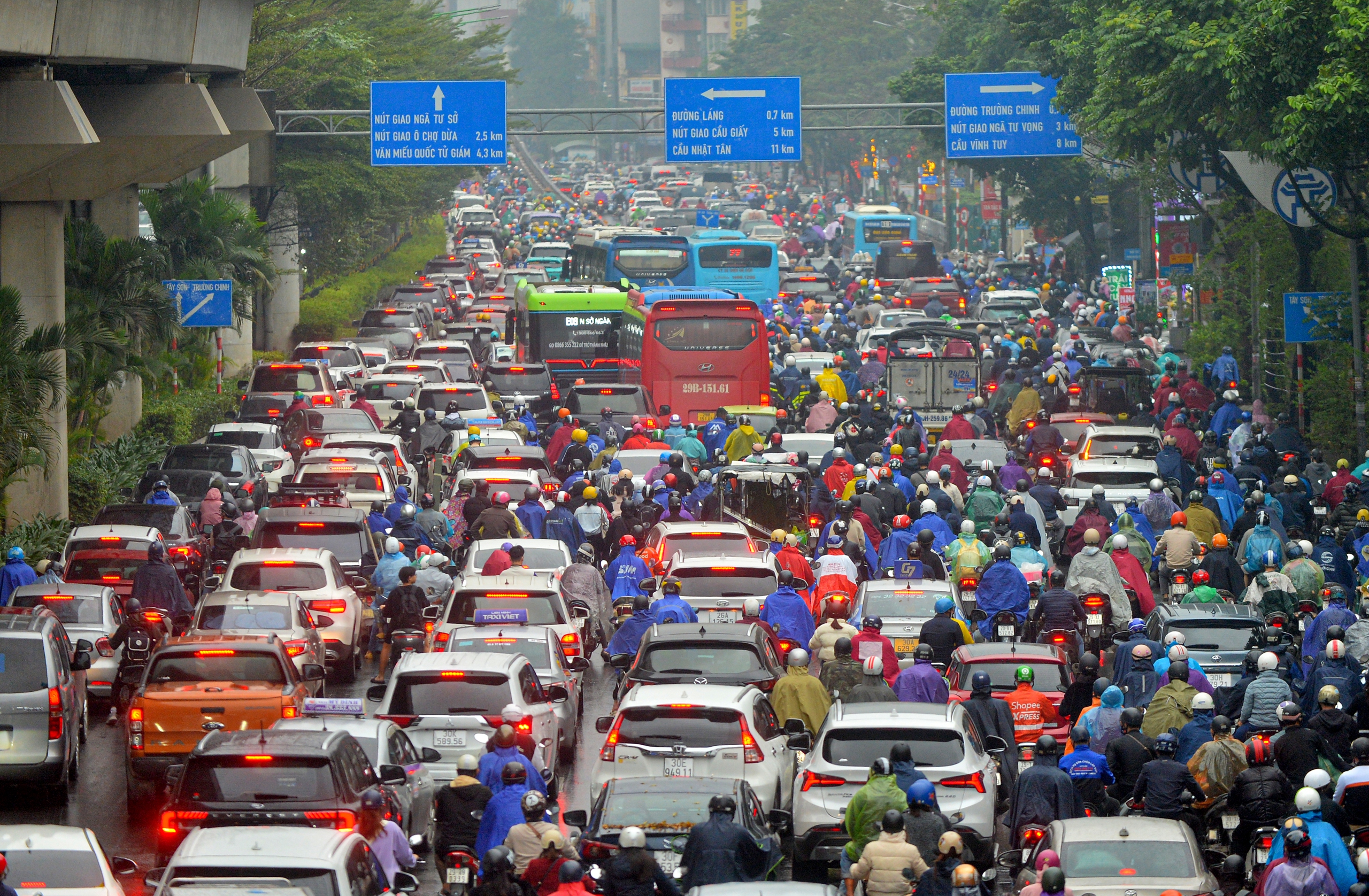 Không khí lạnh gây mưa rét ở Hà Nội sáng nay, người dân chật vật đi đường- Ảnh 2.
