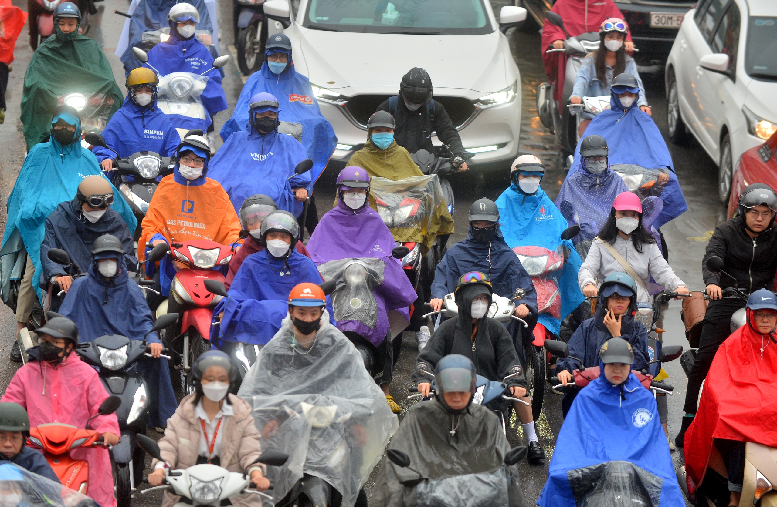 Không khí lạnh gây mưa rét ở Hà Nội sáng nay, người dân chật vật đi đường- Ảnh 7.