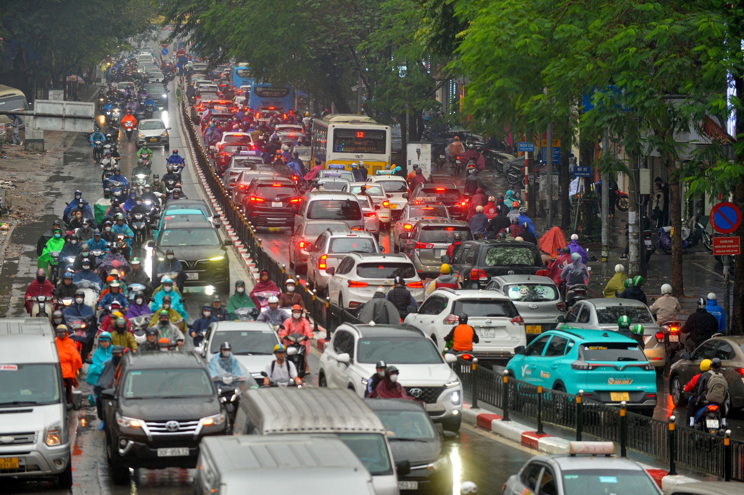 Không khí lạnh gây mưa rét ở Hà Nội sáng nay, người dân chật vật đi đường- Ảnh 6.