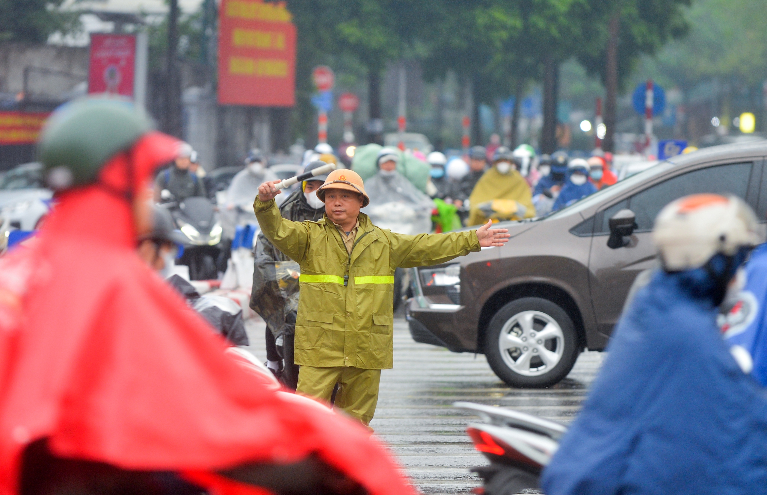 Không khí lạnh gây mưa rét ở Hà Nội sáng nay, người dân chật vật đi đường- Ảnh 8.