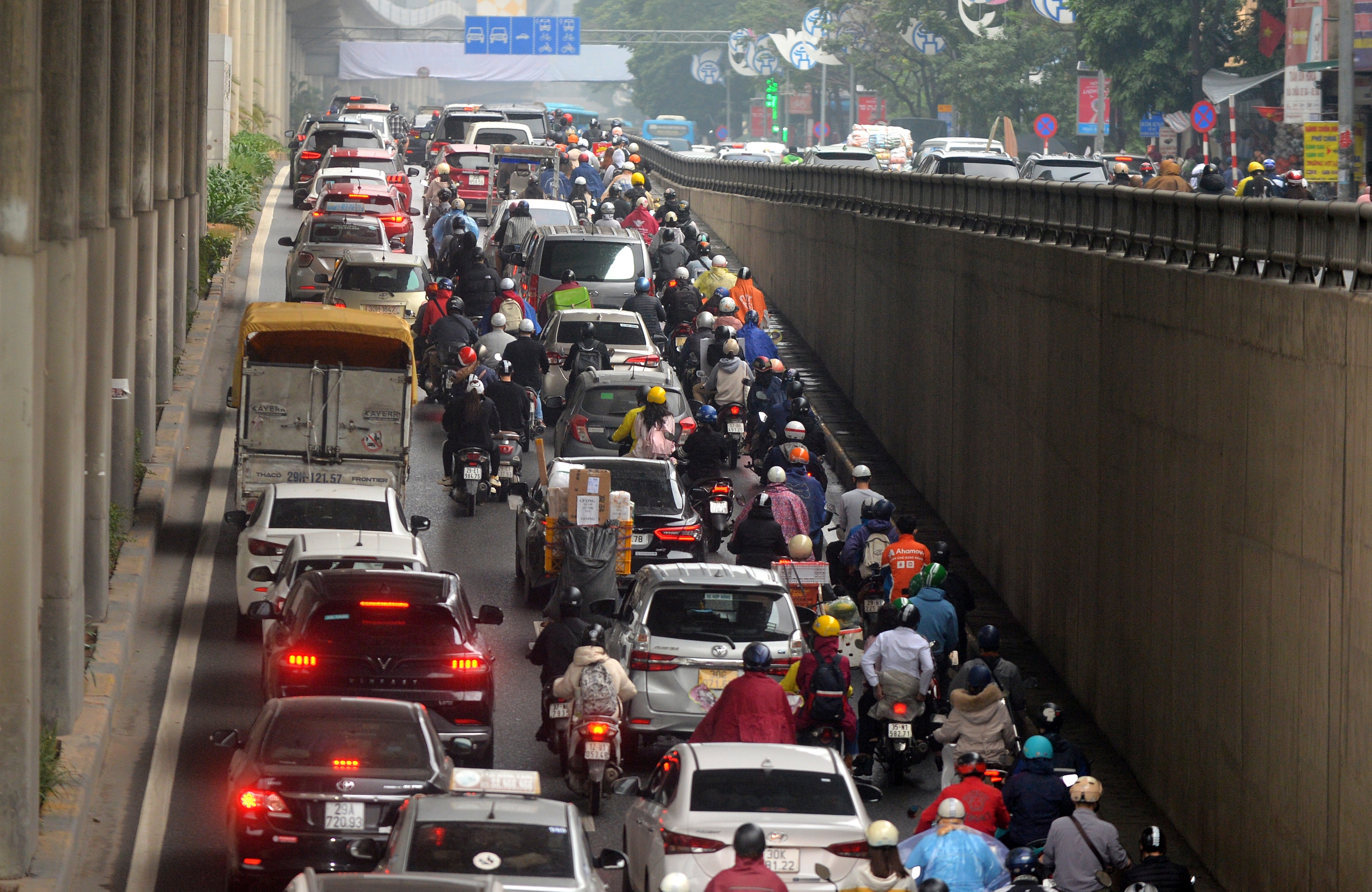 Không khí lạnh gây mưa rét ở Hà Nội sáng nay, người dân chật vật đi đường- Ảnh 3.