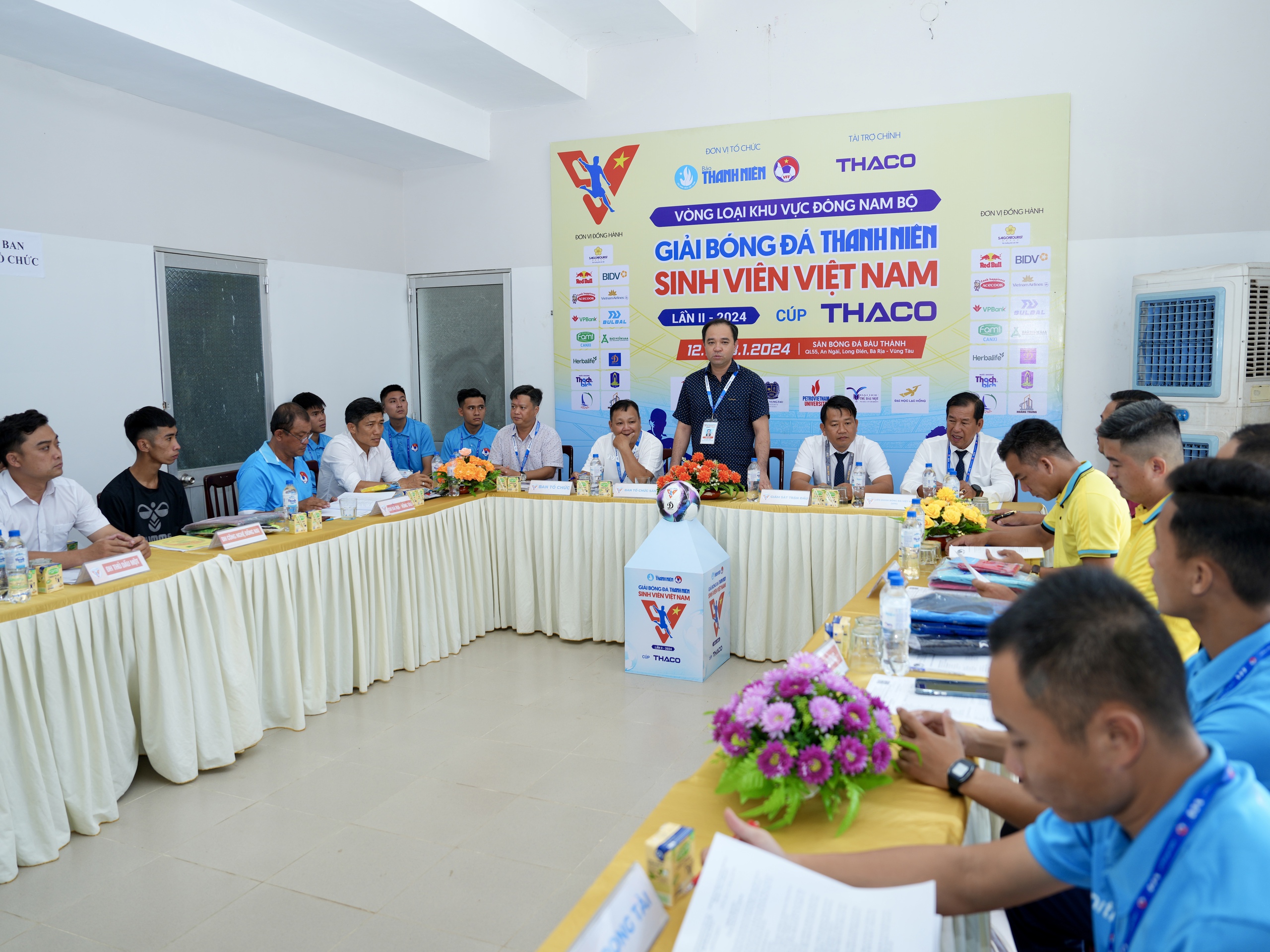 Phó Chủ tịch UBND huyện Long Điền, ông Lê Hữu Hiền chào đón 6 đội bóng và các lực lượng đến với vòng loại khu vực Đông Nam bộ tại sân Bàu Thành