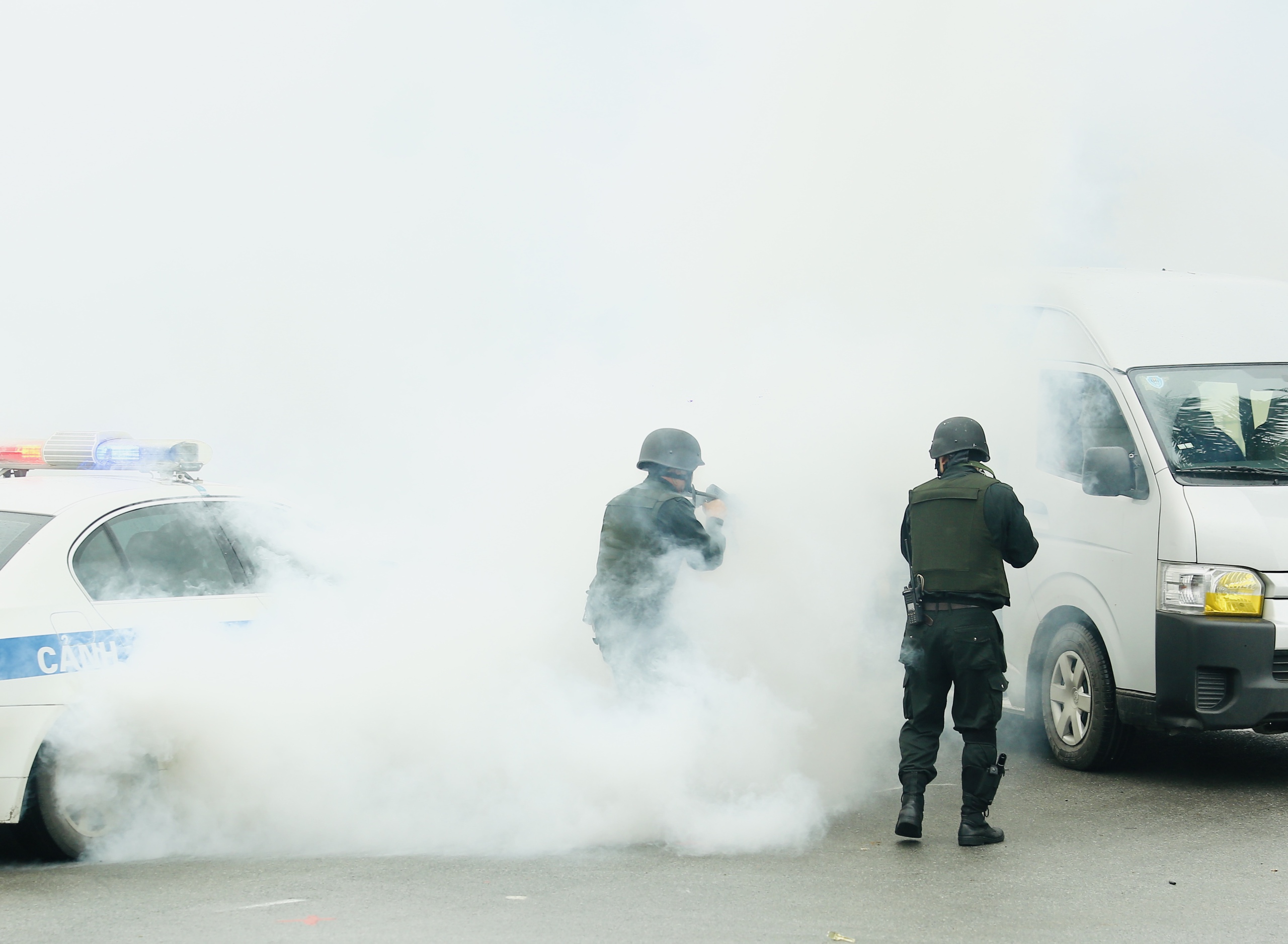 [VIDEO] Mãn nhãn Cảnh sát gìn giữ hòa bình trình diễn dẹp bạo loạn, giải cứu con tin- Ảnh 15.
