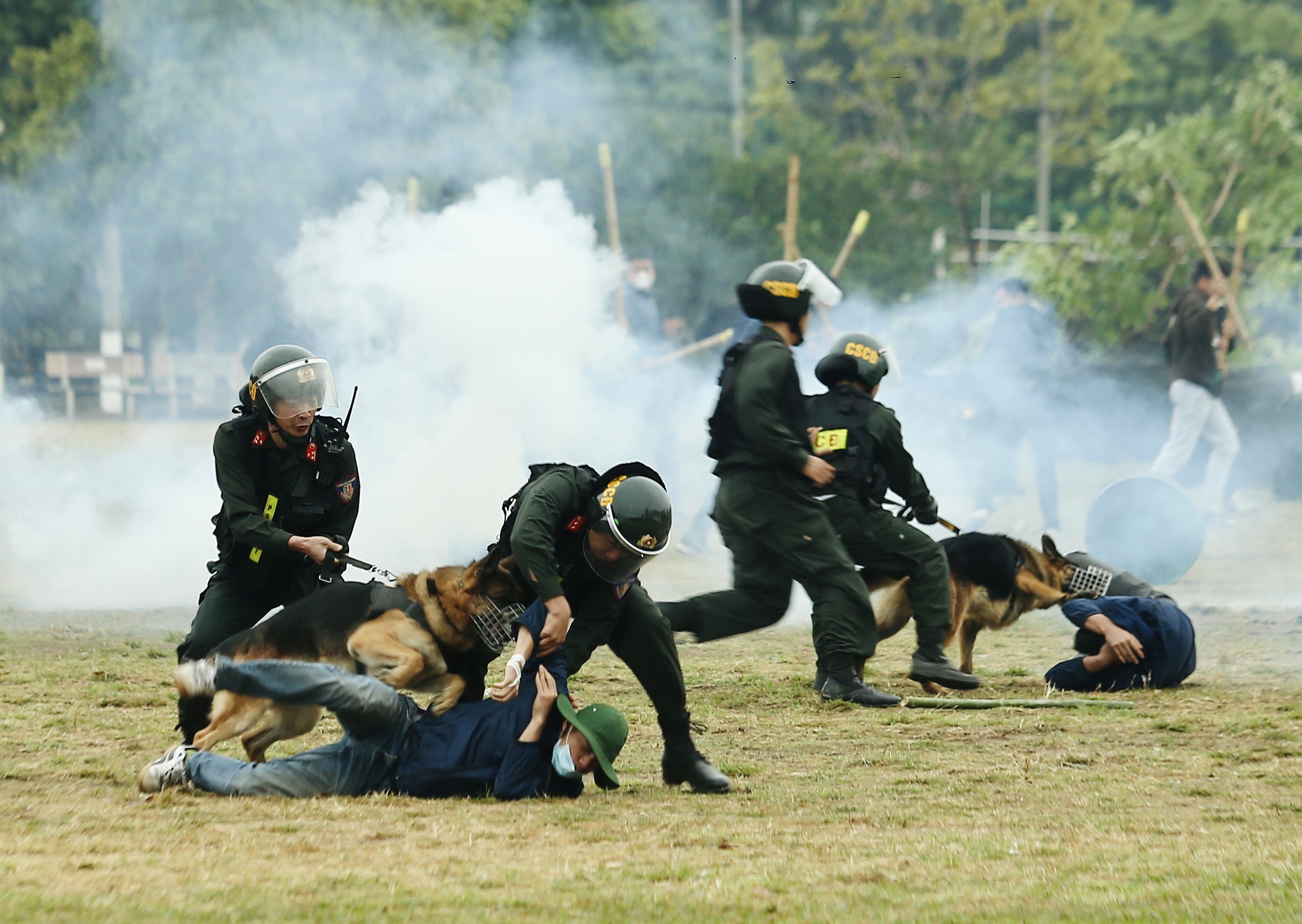 Mãn nhãn Cảnh sát gìn giữ hòa bình trình diễn dẹp bạo loạn, giải cứu con tin- Ảnh 20.