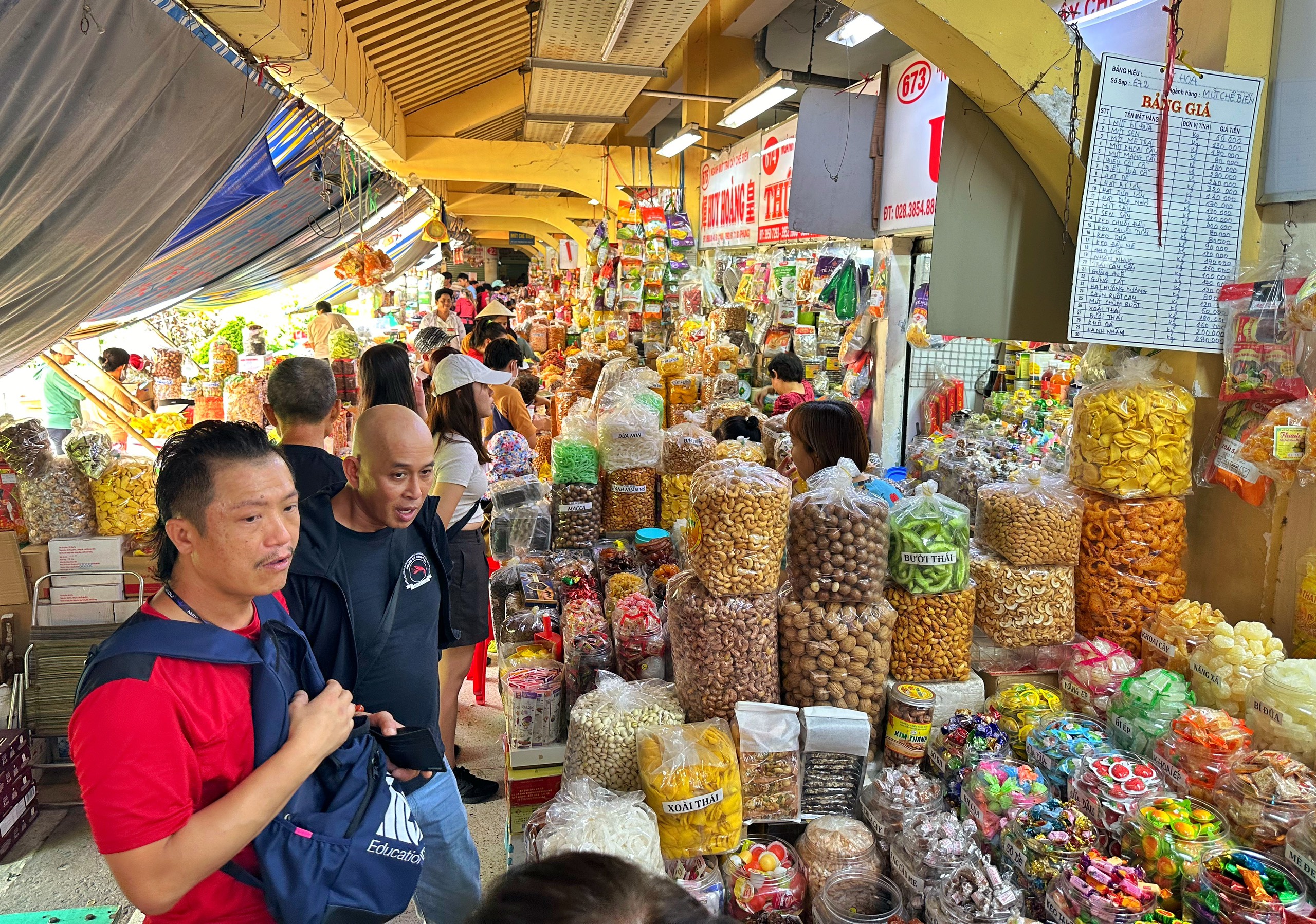 Chợ bánh kẹo, mứt tết lớn nhất TP.HCM nhộn nhịp: Tiểu thương tim 'đánh lô tô'- Ảnh 1.