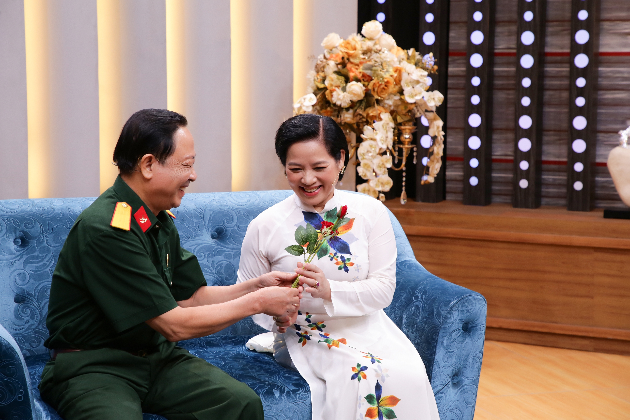 NSND Hồng Vân 'choáng' trước cô vợ tranh thủ kể xấu chồng quân nhân