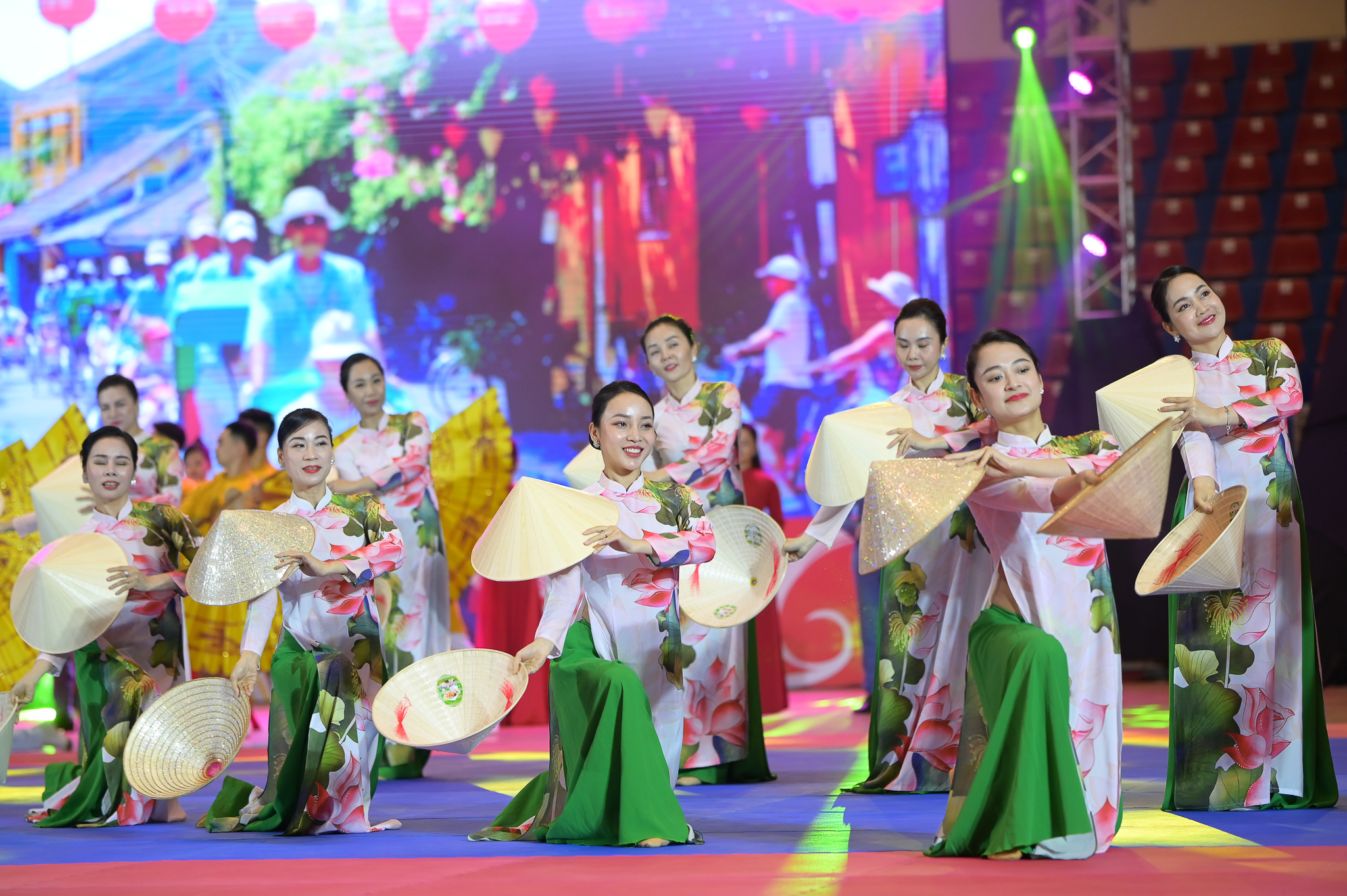 Chủ tịch nước Võ Văn Thưởng và Tổng thống Indonesia xem biểu diễn võ thuật truyền thống- Ảnh 7.