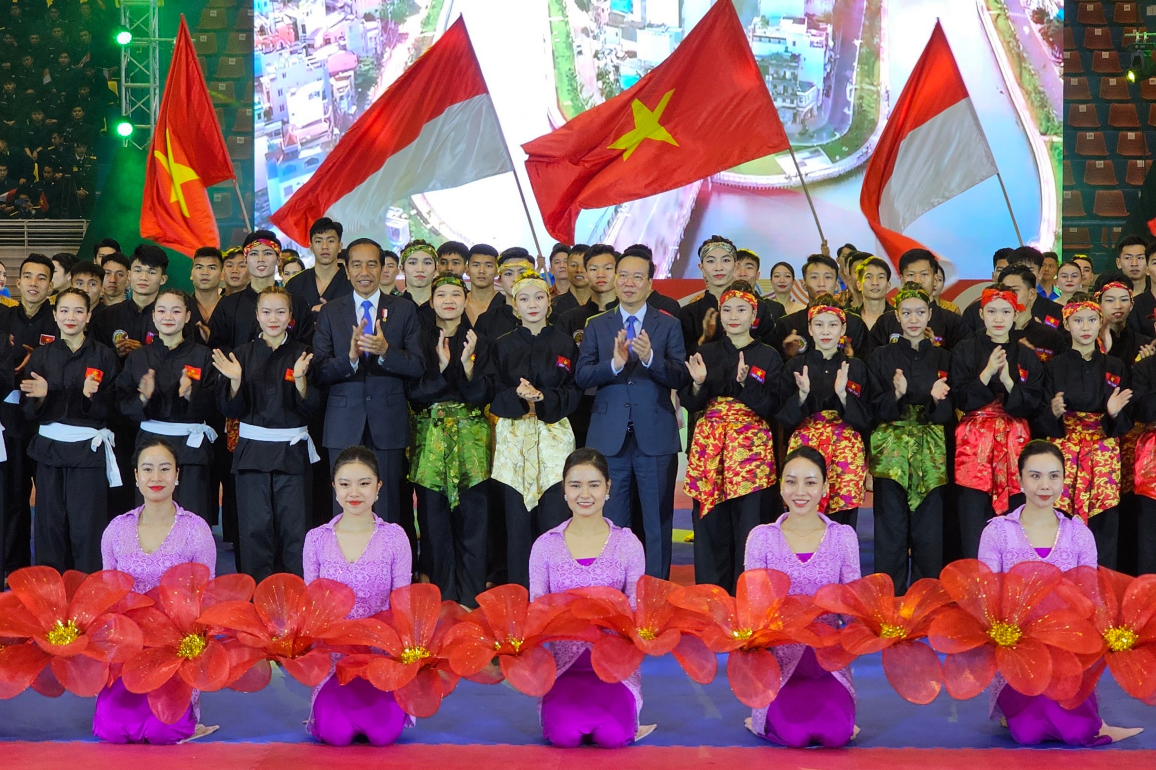 Chủ tịch nước Võ Văn Thưởng và Tổng thống Indonesia xem biểu diễn võ thuật truyền thống- Ảnh 8.