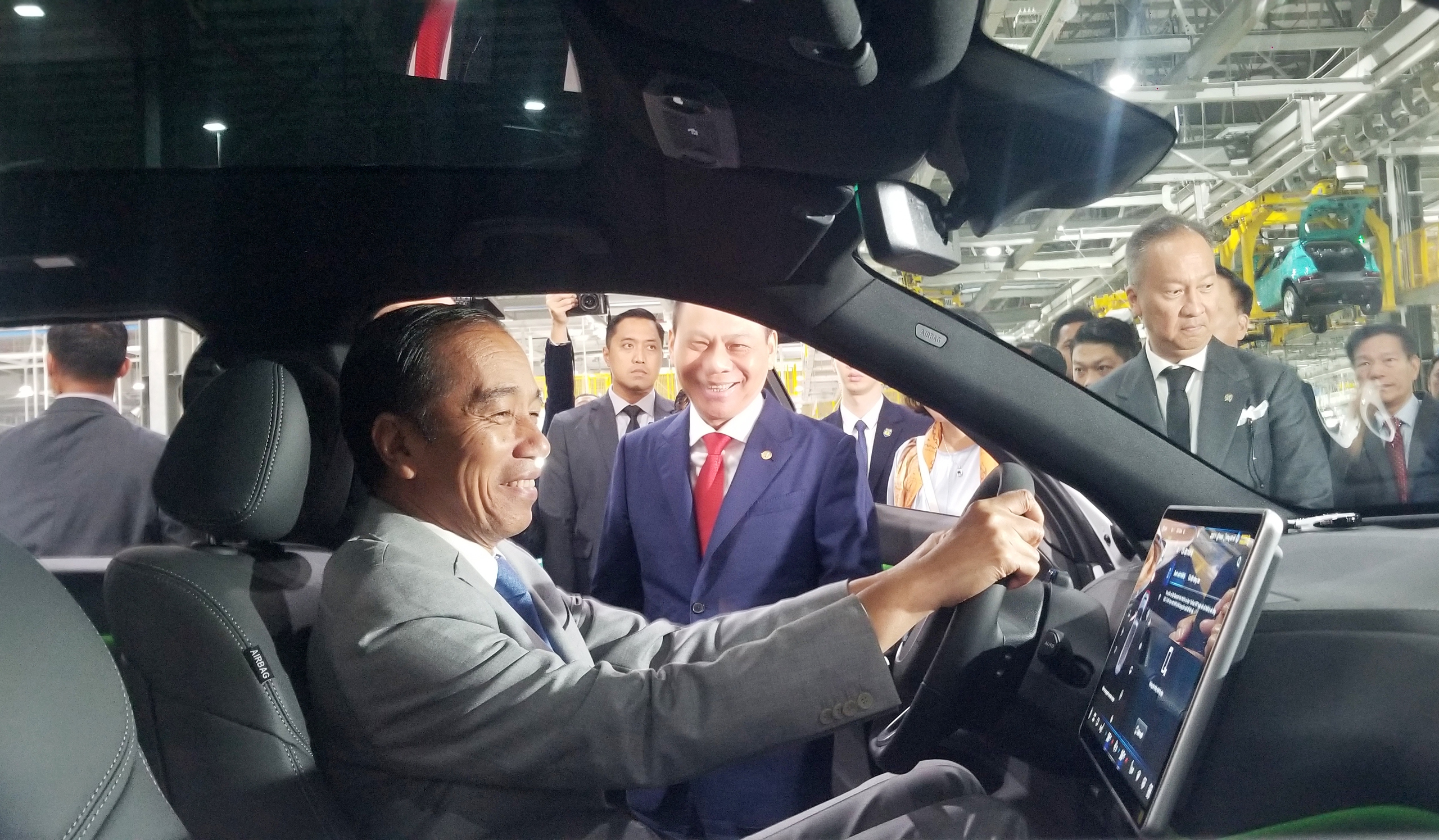 Tổng thống Indonesia thăm Tổ hợp Nhà máy sản xuất ô tô VinFast- Ảnh 4.