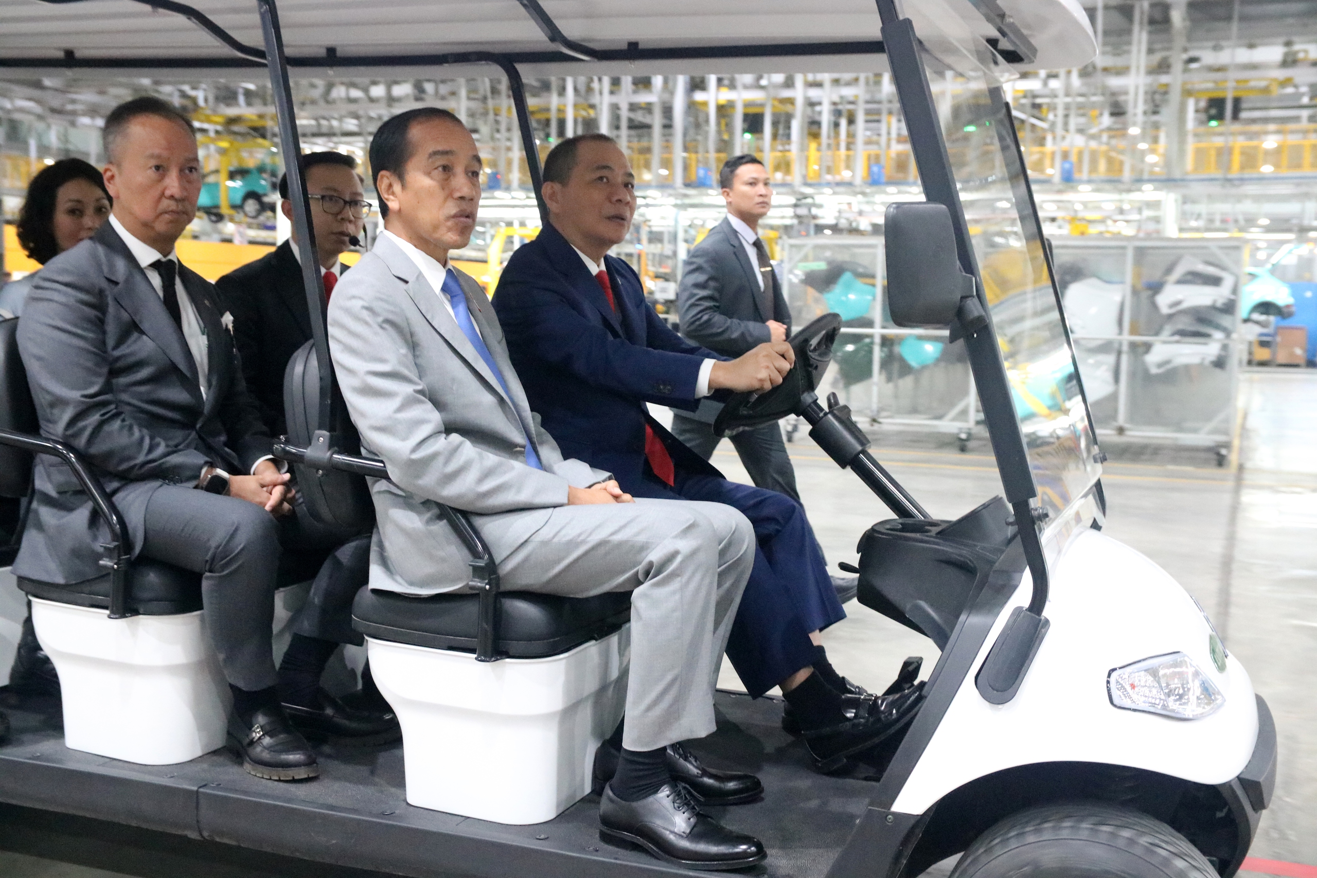 Tổng thống Indonesia thăm Tổ hợp Nhà máy sản xuất ô tô VinFast- Ảnh 2.