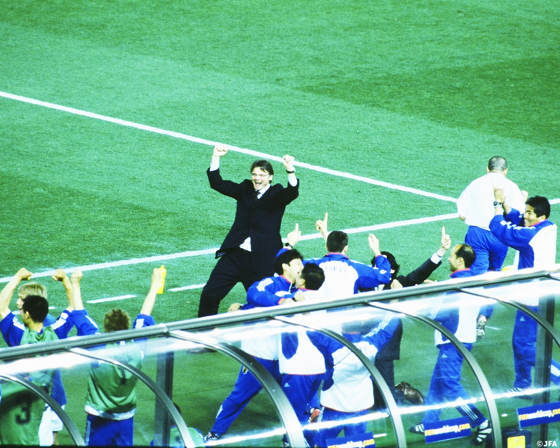 Niềm vui chiến thắng của HLV Troussier và đội tuyển Nhật Bản tại World Cup 2002