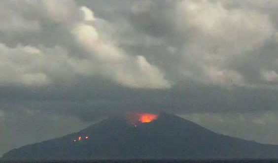 Núi lửa phun trào ở Nhật Bản, giới chức kêu gọi người dân bảo vệ tính mạng- Ảnh 1.