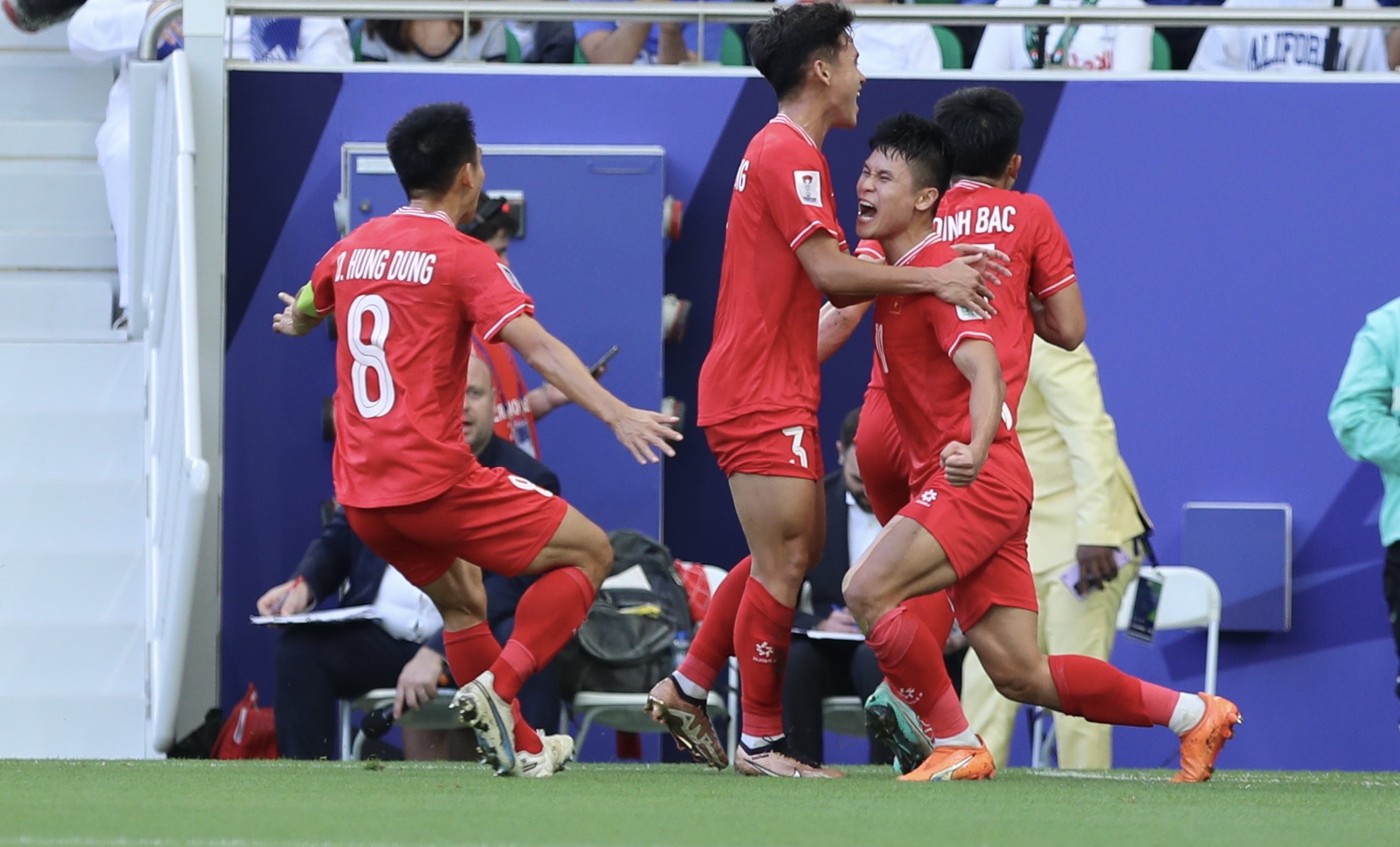 Hành động bất ngờ của tiền đạo đội tuyển Việt Nam sau khi đốt lưới Nhật Bản- Ảnh 3.