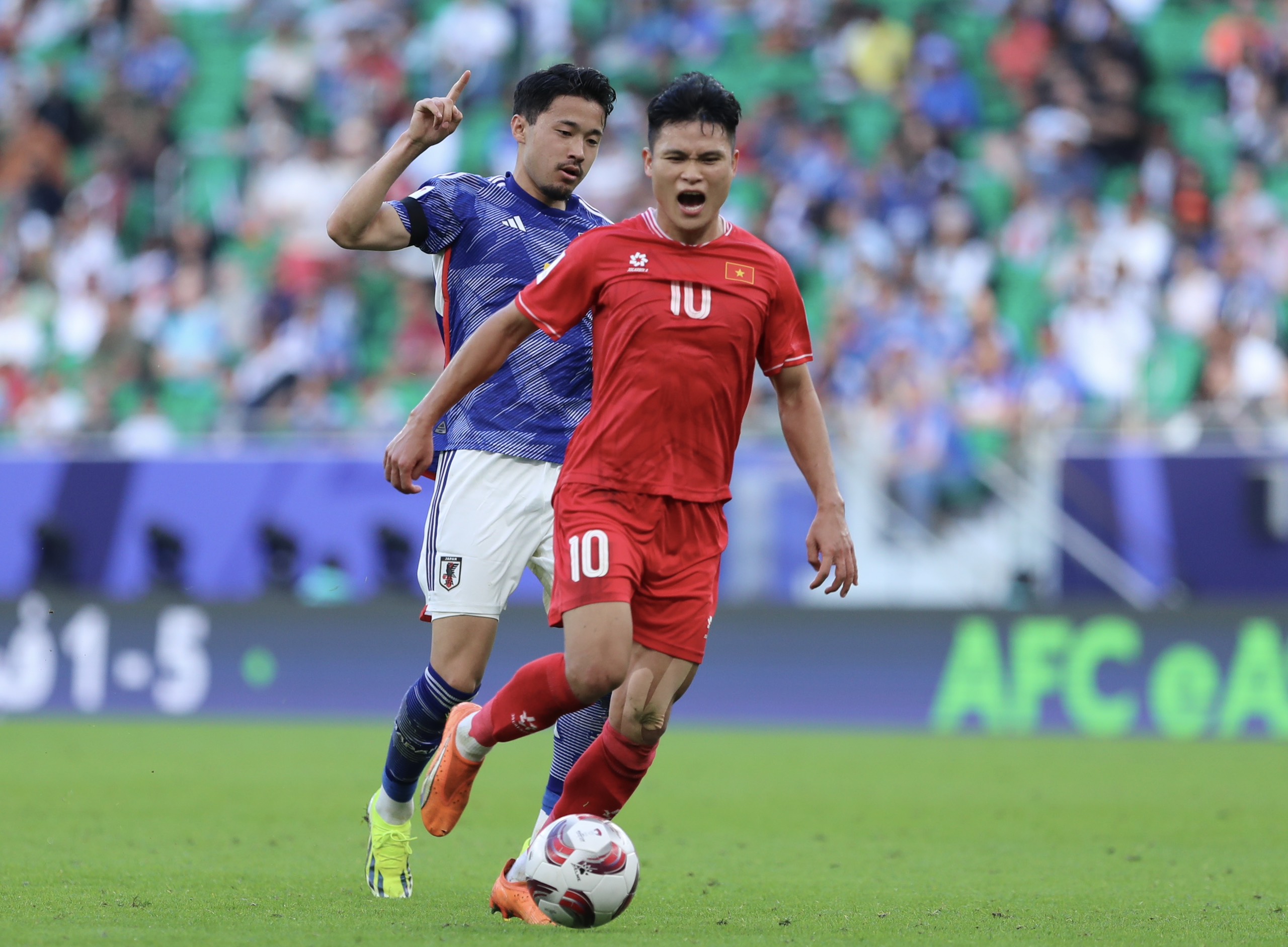 Hành động bất ngờ của tiền đạo đội tuyển Việt Nam sau khi đốt lưới Nhật Bản- Ảnh 2.