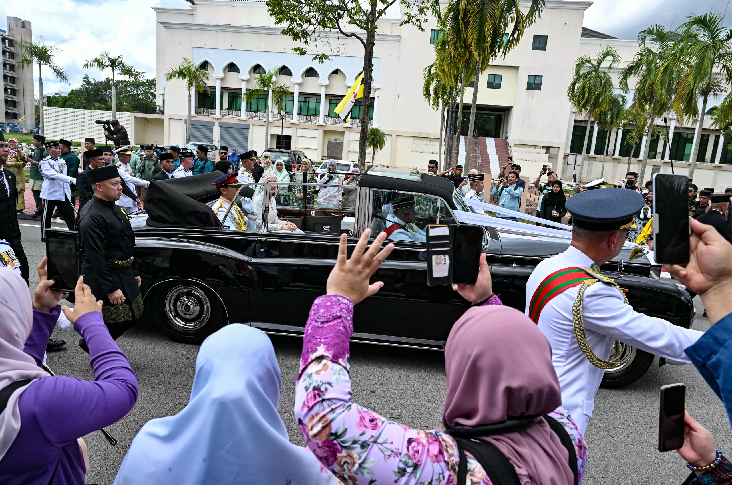 Chiêm ngưỡng lễ cưới lộng lẫy của hoàng tử Brunei- Ảnh 13.