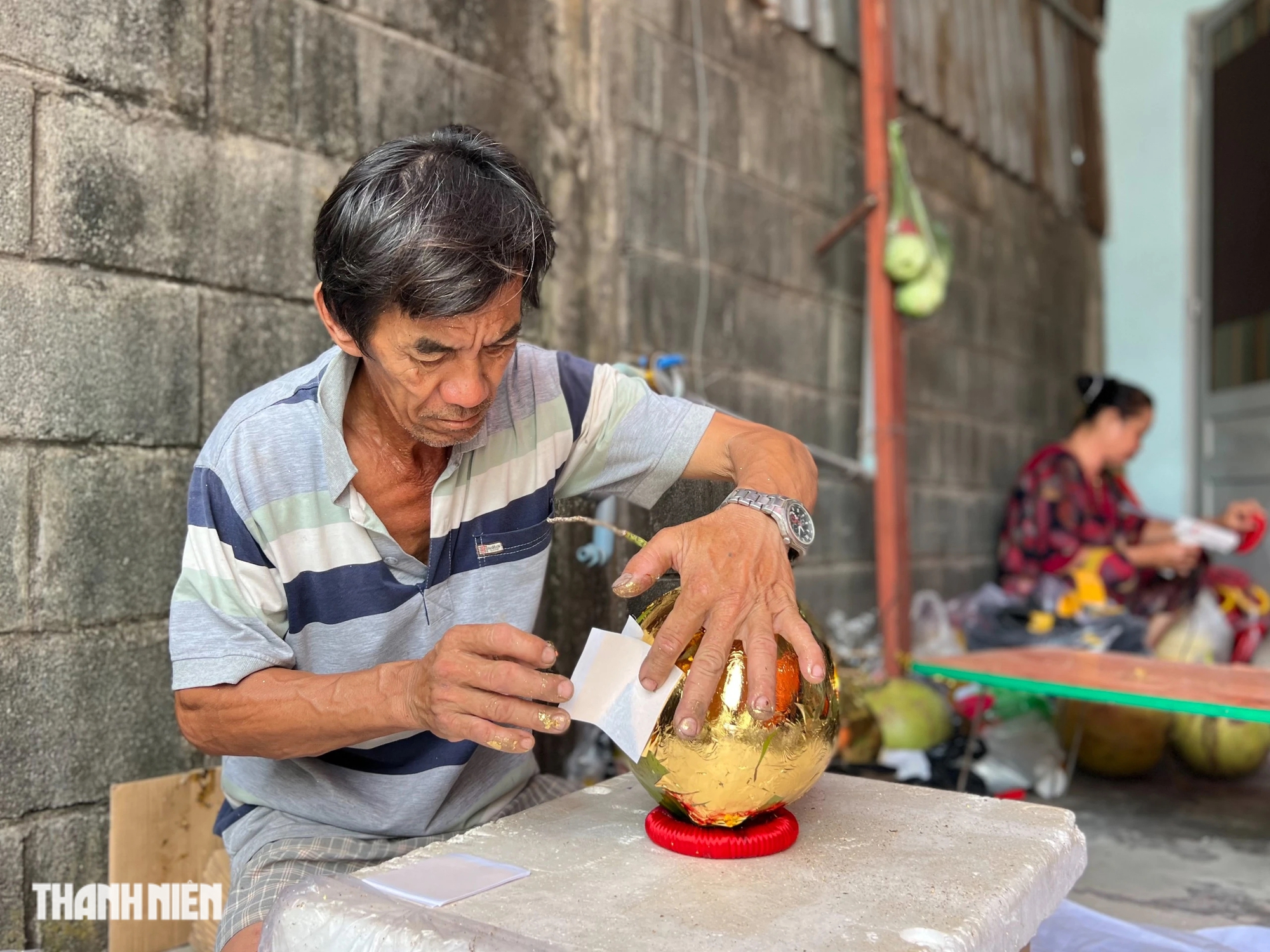 Gia đình miền Tây dắt nhau lên TP.HCM làm dừa dát vàng, kiếm tiền tiêu tết- Ảnh 8.