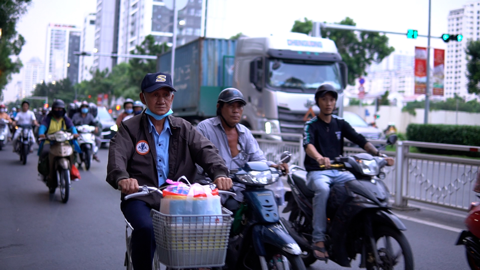 Người bảo vệ già mất vợ và con trai, con dâu vì Covid-19: Ai mướn gì làm nấy để nuôi cháu- Ảnh 3.