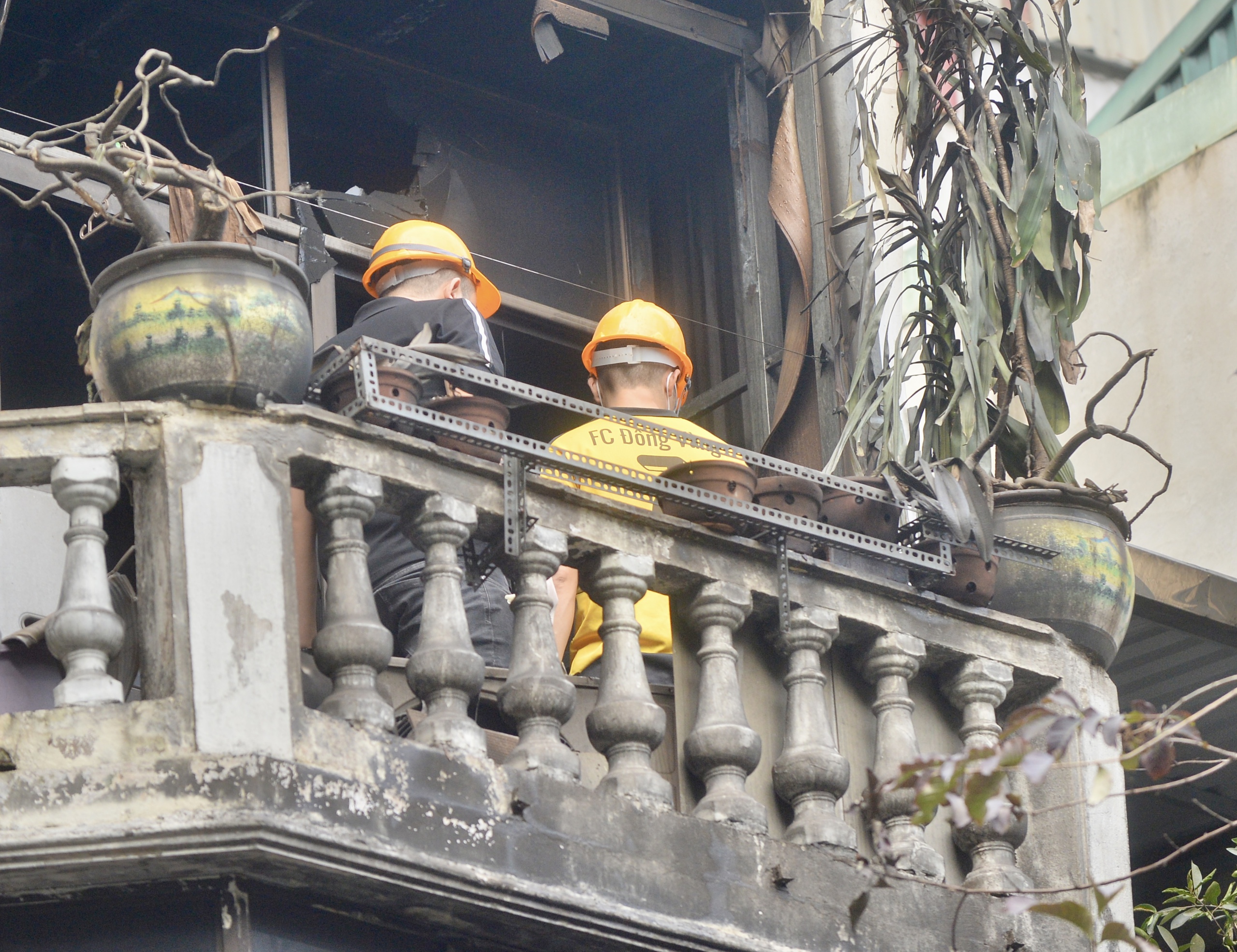 Ngôi nhà bị cháy khiến 4 người tử vong: Người thân chết lặng tại hiện trường- Ảnh 7.