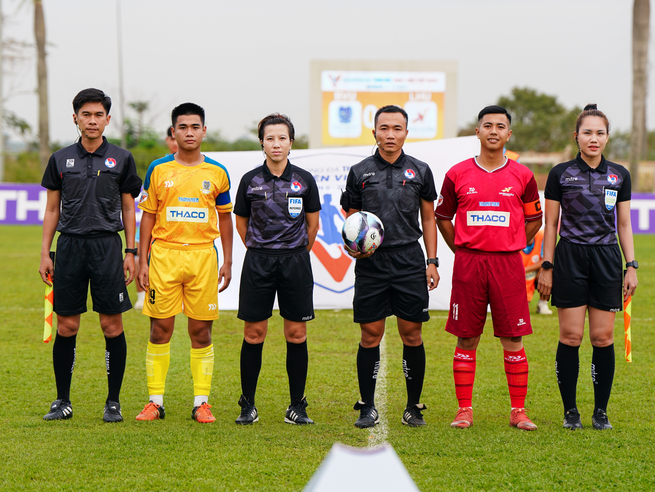 Các trọng tài trẻ và nữ trọng tài FIFA đang làm tốt nhiệm vụ tại giải TNSV THACO Cup vòng loại khu vực Đông Nam bộ
