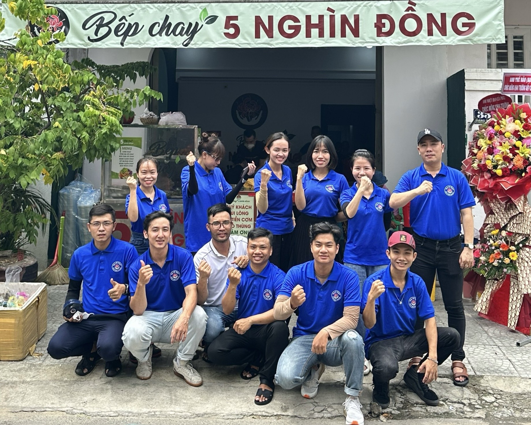 Phần cơm chay giá 5.000 đồng ấm lòng người lao động nghèo ngày mưa lạnh- Ảnh 5.