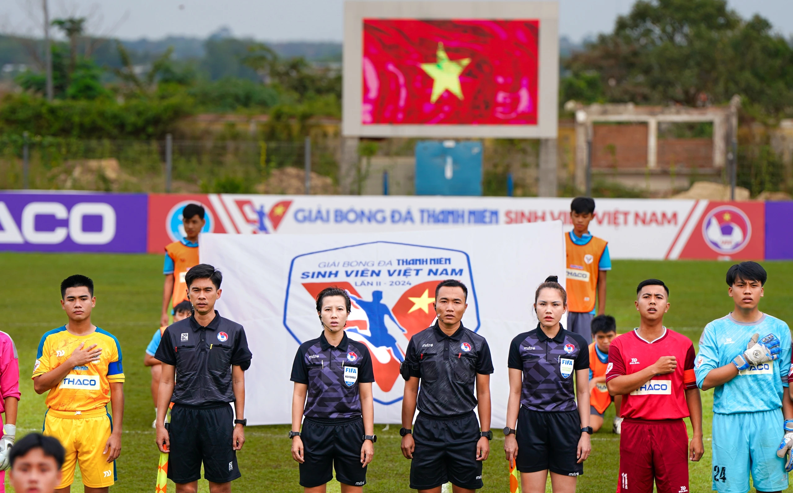 Nữ trọng tài FIFA Bùi Thị Thu Trang và nữ trợ lý FIFA Hà Thị Phượng tại vòng loại giải TNSV THACO Cup 2024 trên sân Bàu Thành
