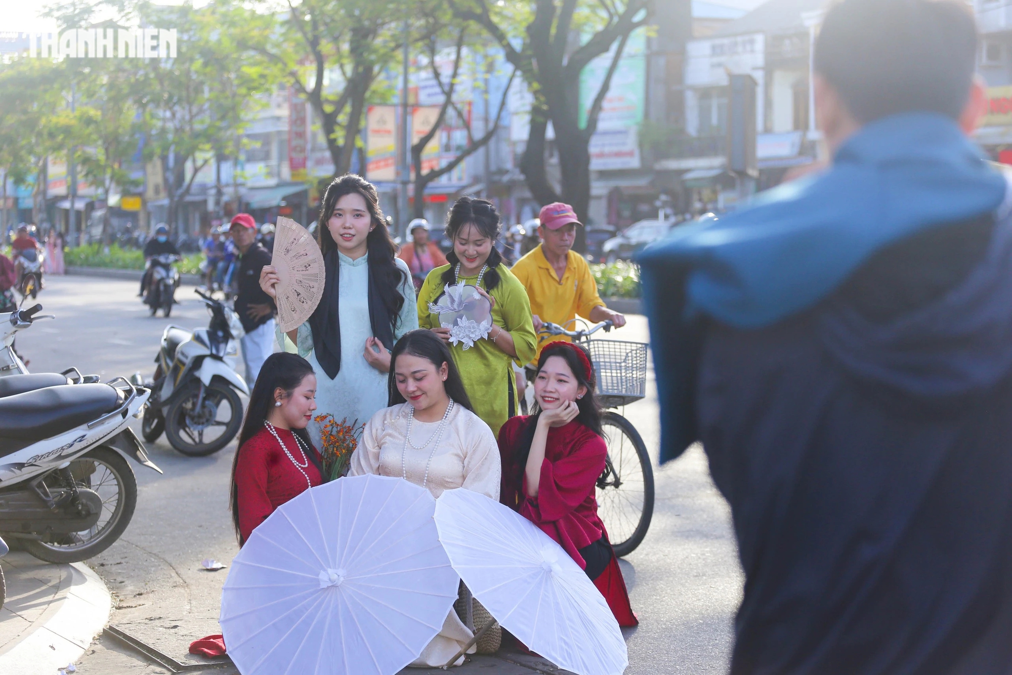 Bạn trẻ xứ Huế diện áo dài ra chợ để về với tết xưa- Ảnh 4.