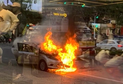 Quảng Bình: Xe ô tô bốc cháy khi đang di chuyển trên đường- Ảnh 2.