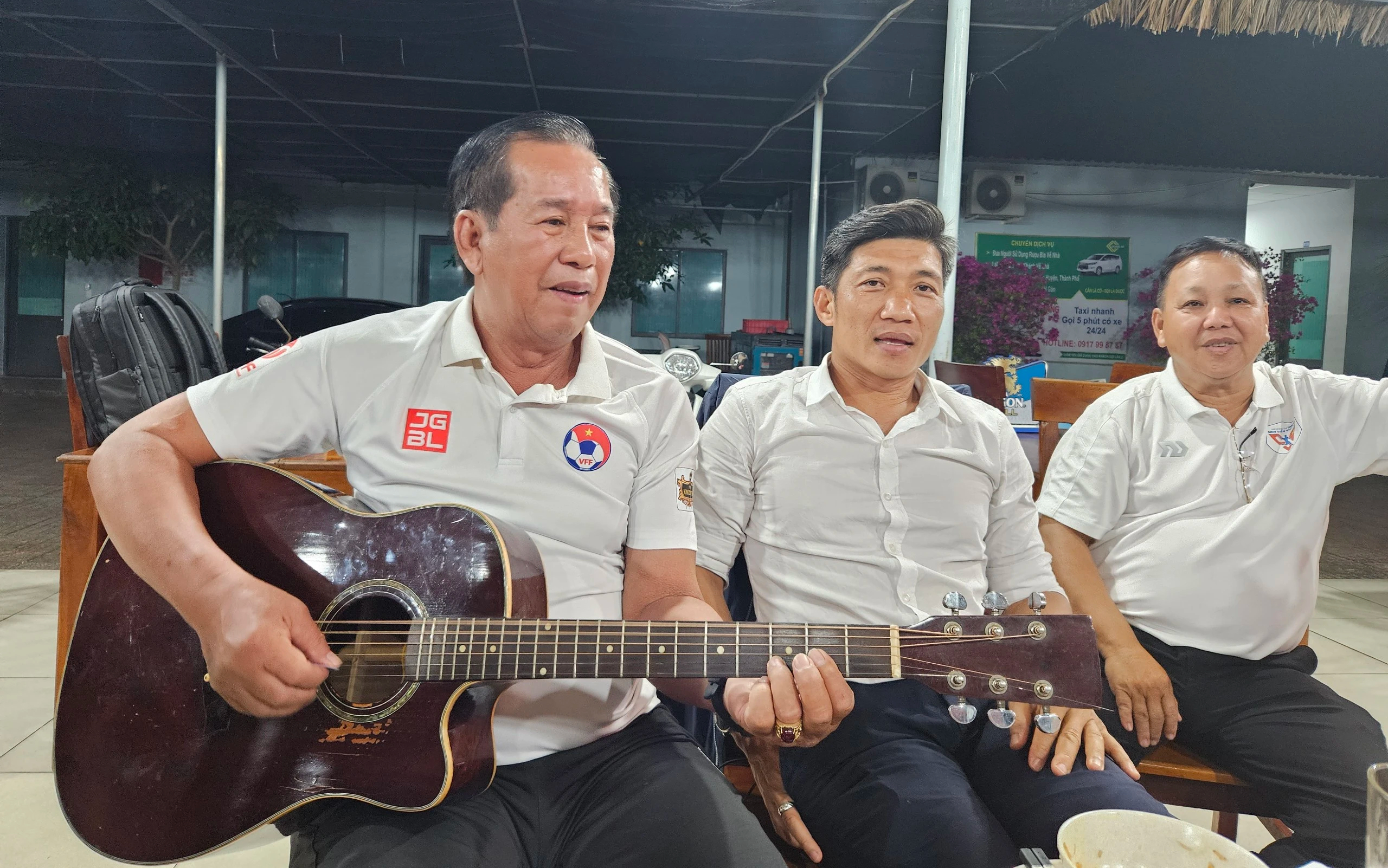 Giám sát Phạm Chu Thiện bên đàn ghi ta trong phút giải lao ở giải TNSV THACO Cup 2024