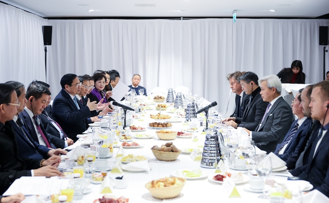 Thủ tướng chủ trì tọa đàm 'Việt Nam - Điểm đến hàng đầu ASEAN về đầu tư bền vững'- Ảnh 2.