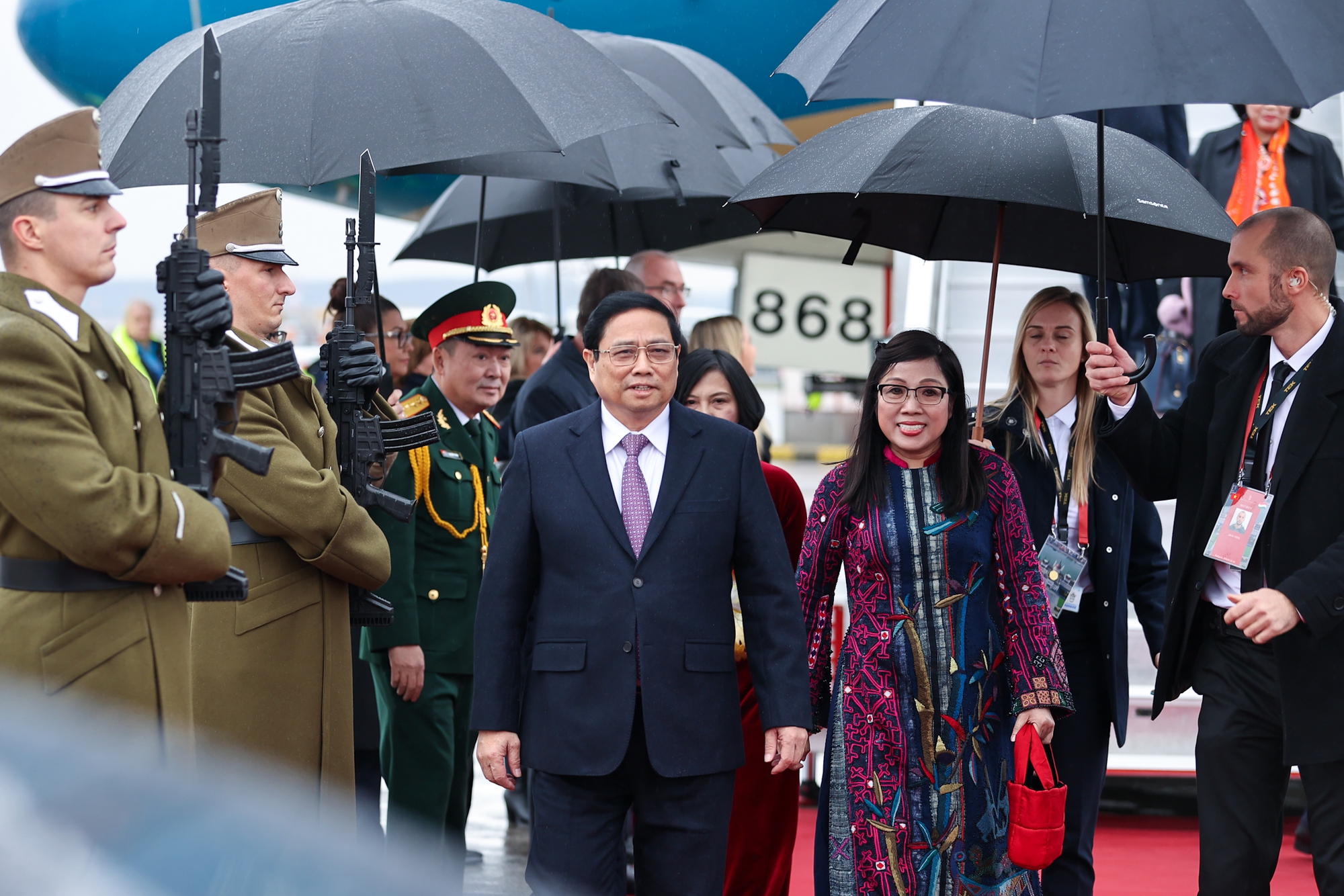 Thủ tướng Phạm Minh Chính đến Budapest, bắt đầu thăm chính thức Hungary- Ảnh 6.