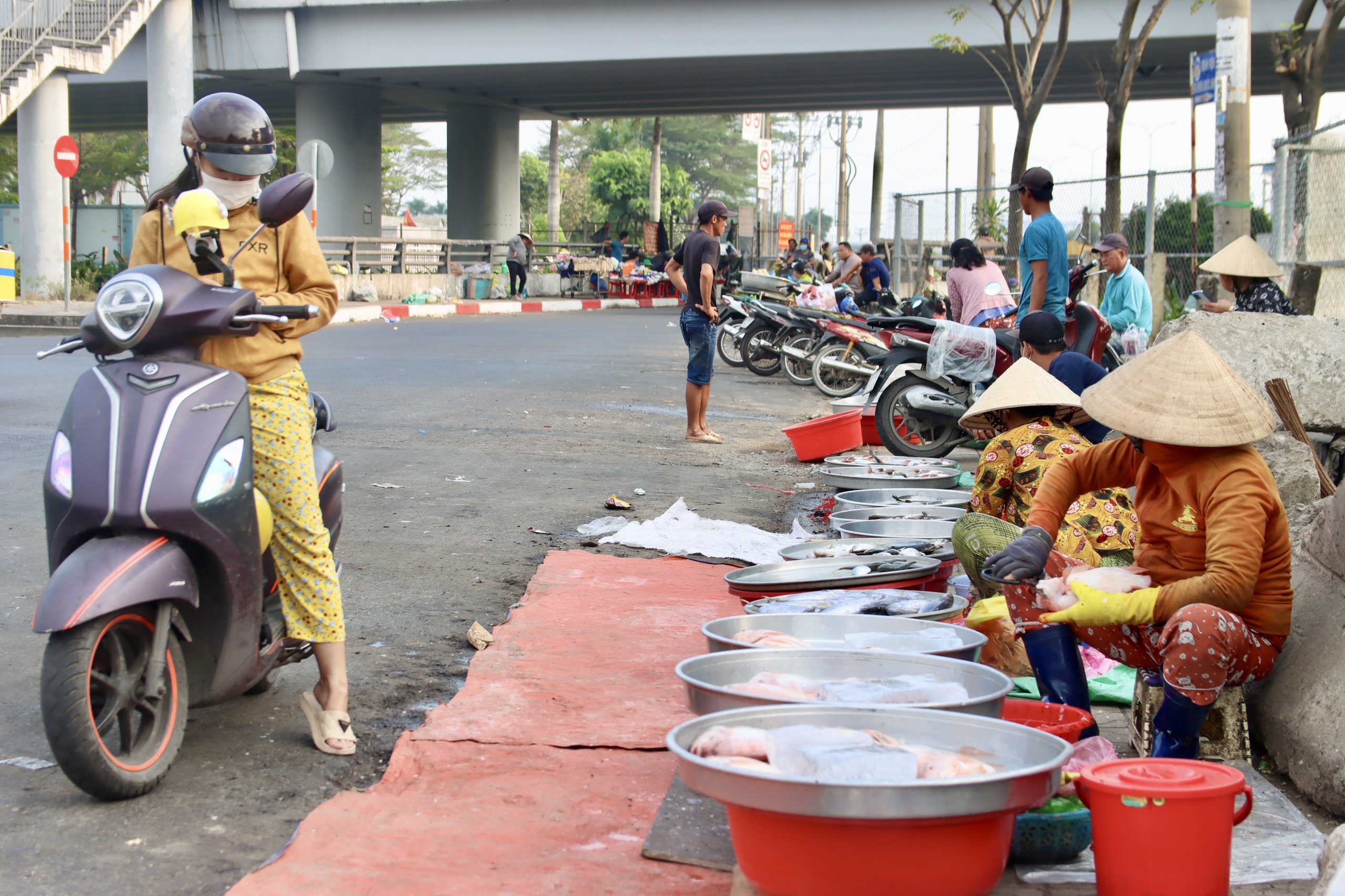 Chiều tan ca Công ty PouYuen đông công nhân nhất TP.HCM: Mong sao thoát cảnh chợ 'chạy'- Ảnh 6.