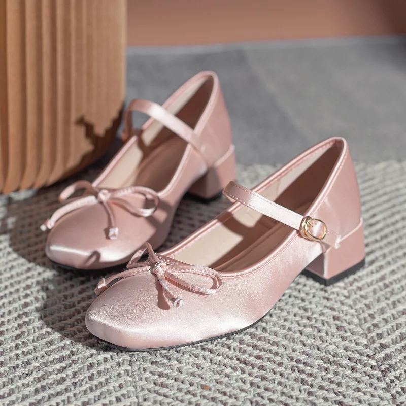 Giày satin, lụa - phụ kiện lý tưởng cho phong cách thời trang vintage- Ảnh 7.