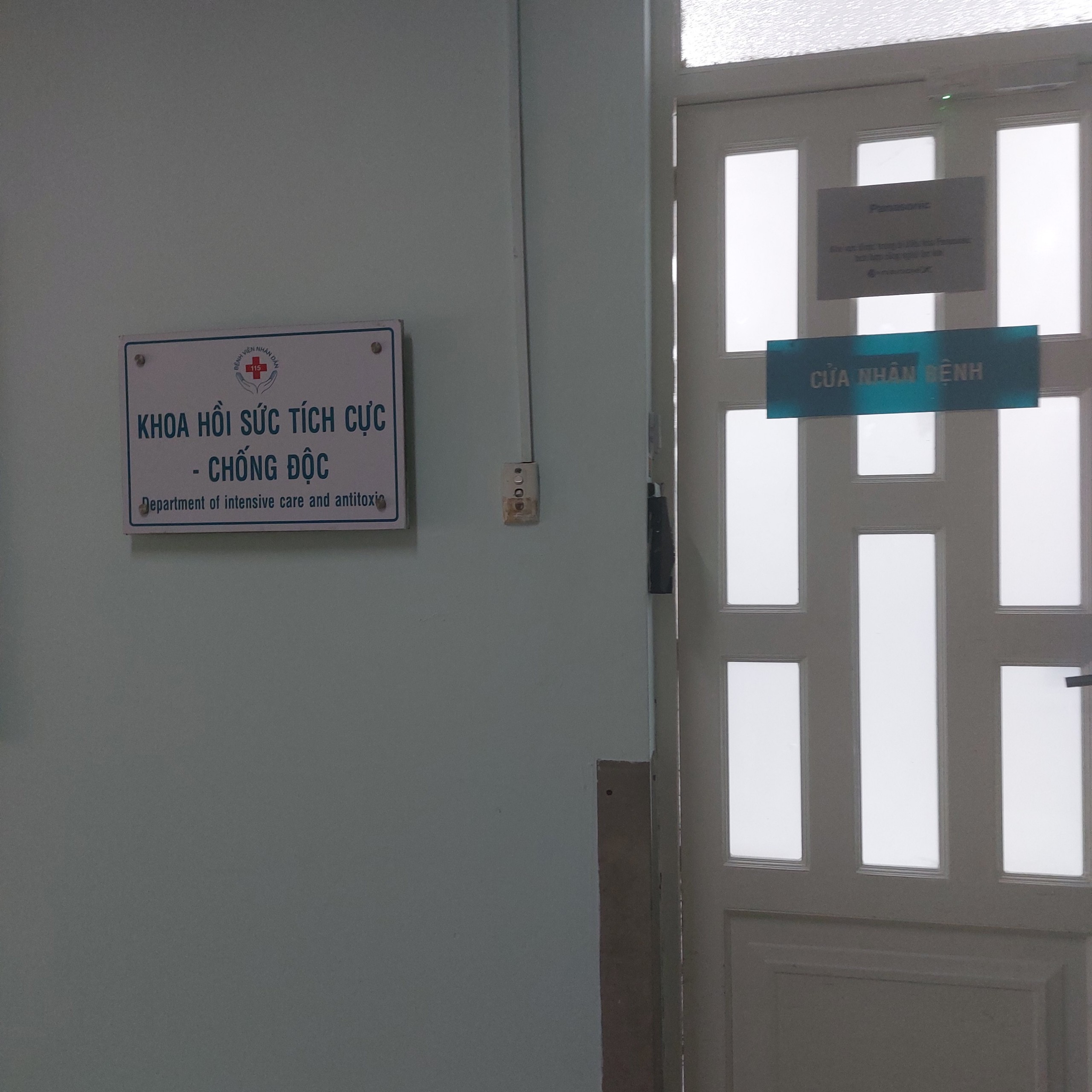 Kritiskt fall efter hudvård: Hälsovårdsmyndighetens inspektörer kontrollerar skönhetssalong - Foto 1. Vụ nguy kịch sau làm đẹp da: Thanh tra sở y tế kiểm tra thẩm mỹ viện- Ảnh 1.