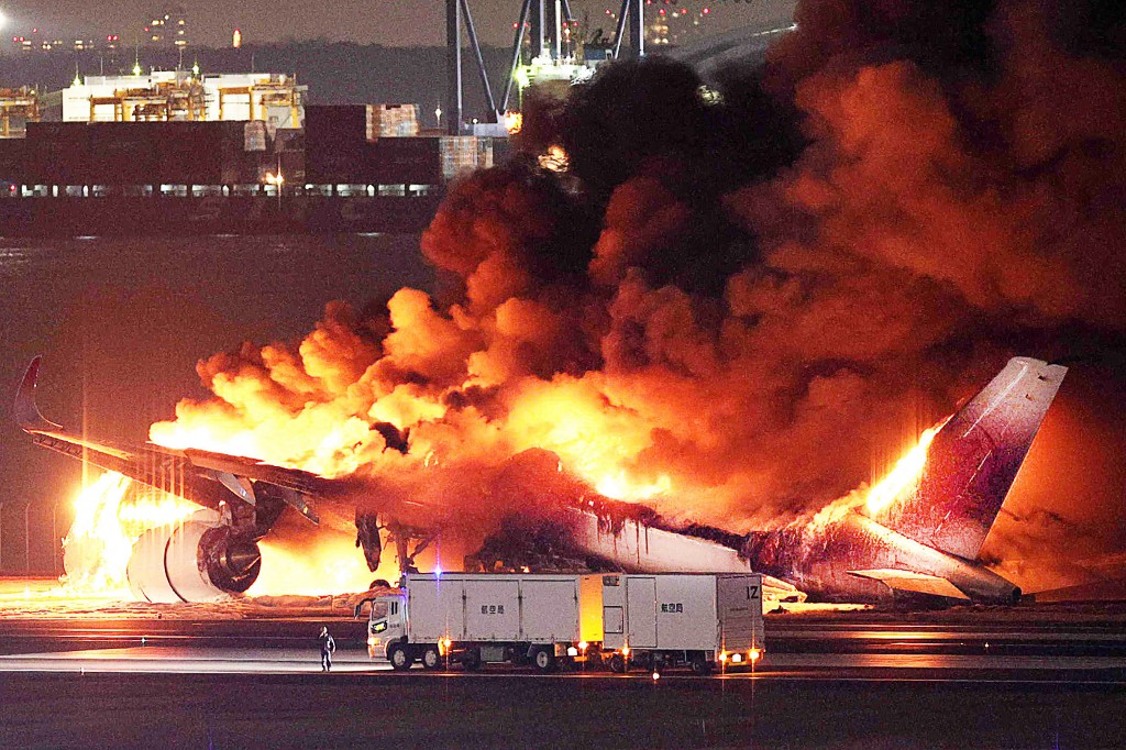 Chùm ảnh: Máy bay bốc cháy dữ dội, 379 người thoát nạn trong gang tấc- Ảnh 1.