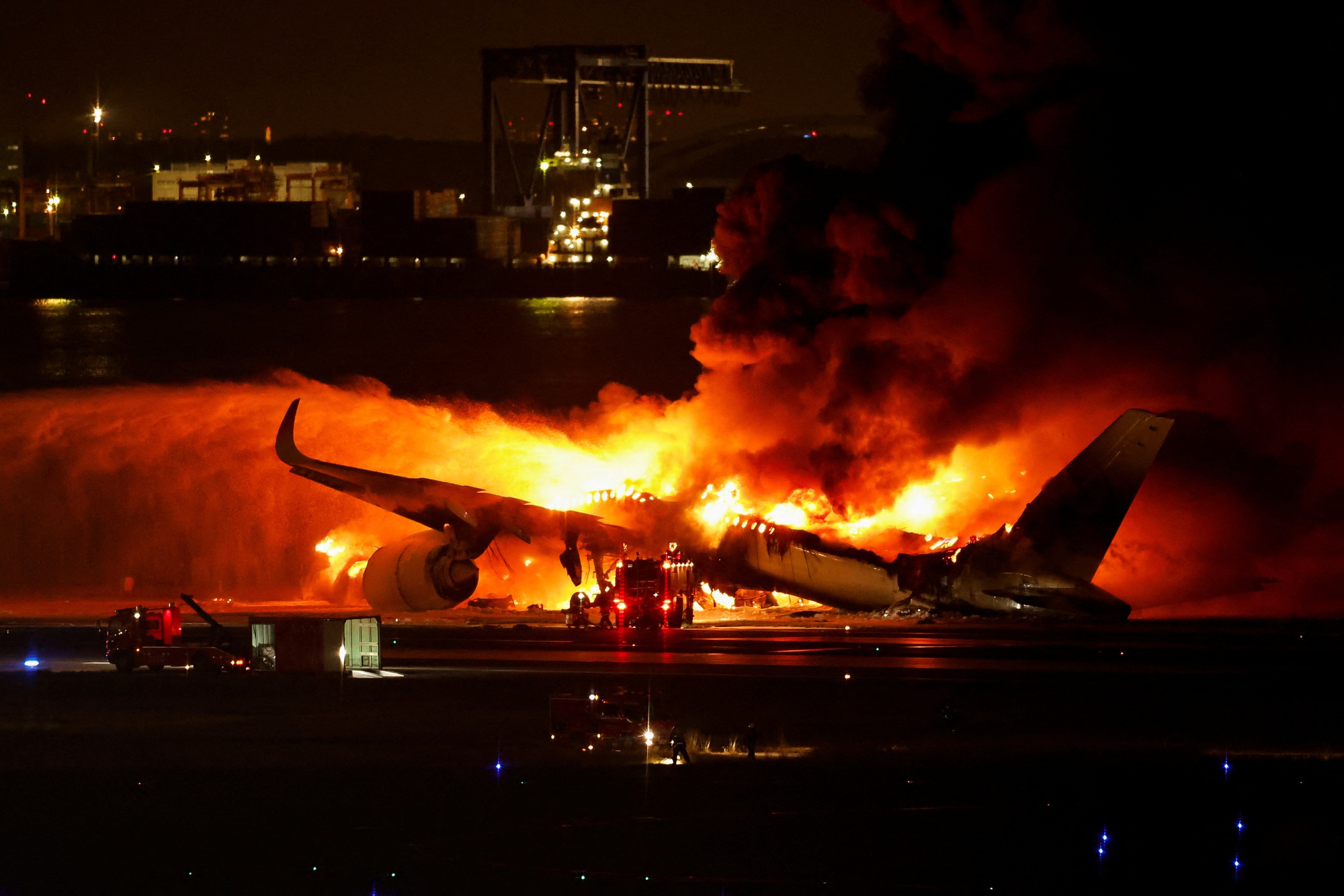 Chùm ảnh: Máy bay bốc cháy dữ dội, 379 người thoát nạn trong gang tấc- Ảnh 2.