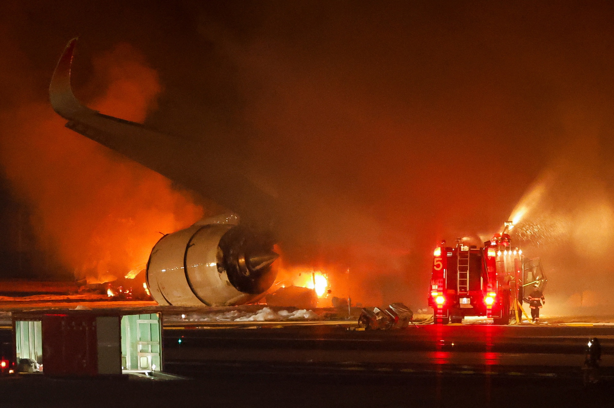 Chùm ảnh: Máy bay bốc cháy dữ dội, 379 người thoát nạn trong gang tấc- Ảnh 3.