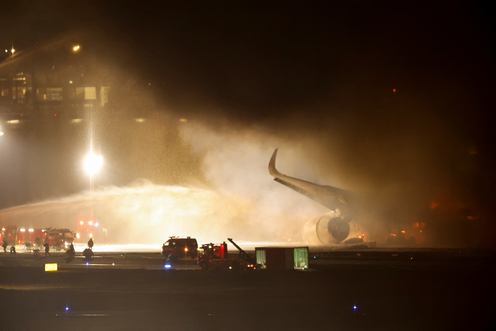 Chùm ảnh: Máy bay bốc cháy dữ dội, 379 người thoát nạn trong gang tấc- Ảnh 10.