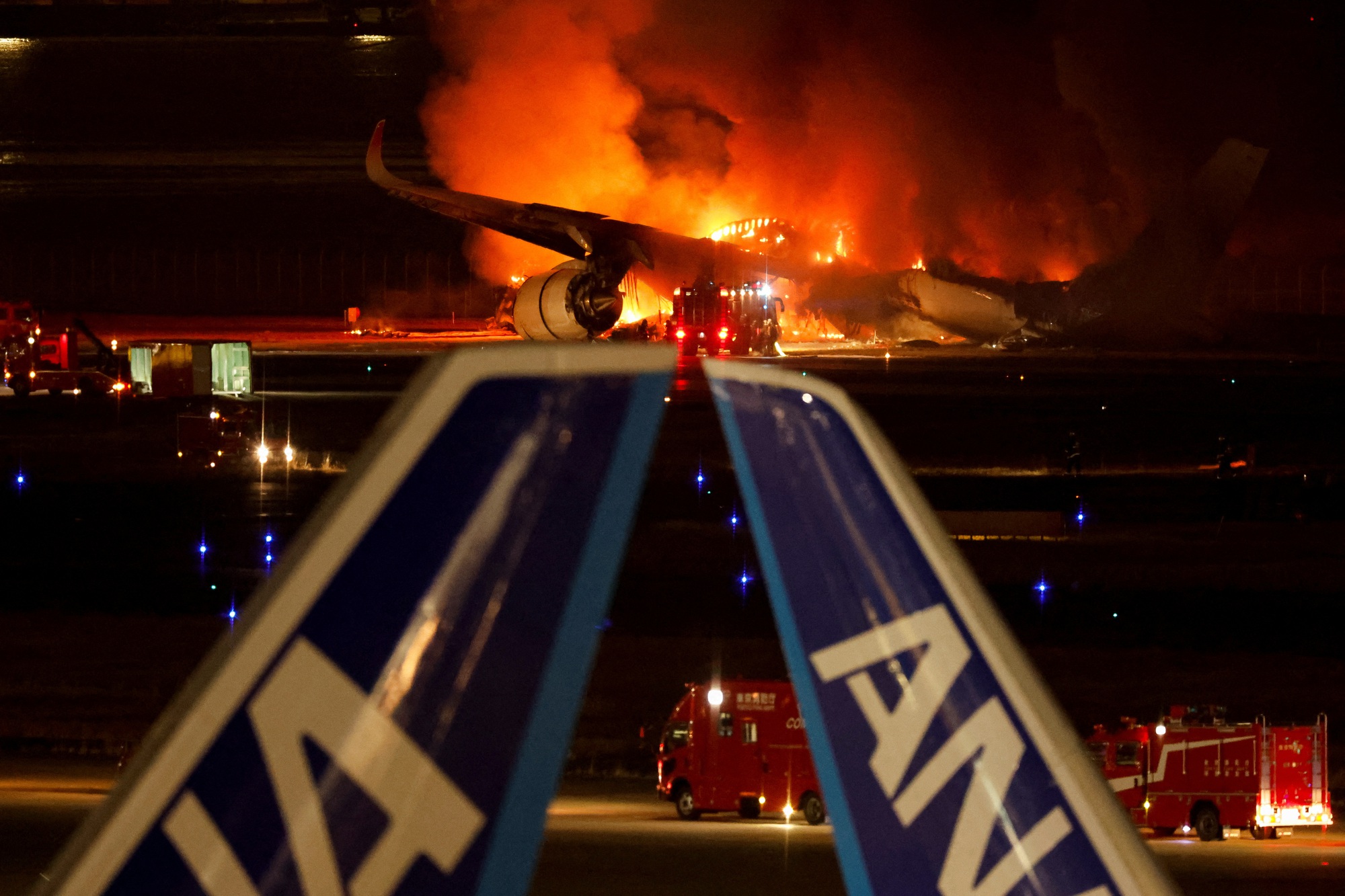 Chùm ảnh: Máy bay bốc cháy dữ dội, 379 người thoát nạn trong gang tấc- Ảnh 5.
