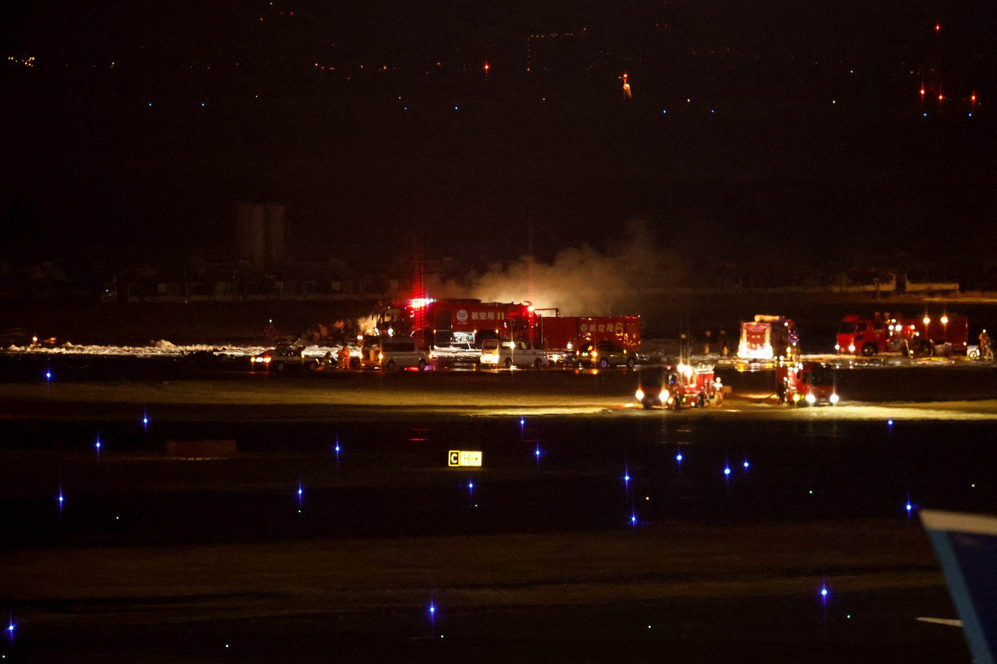 Chùm ảnh: Máy bay bốc cháy dữ dội, 379 người thoát nạn trong gang tấc- Ảnh 8.