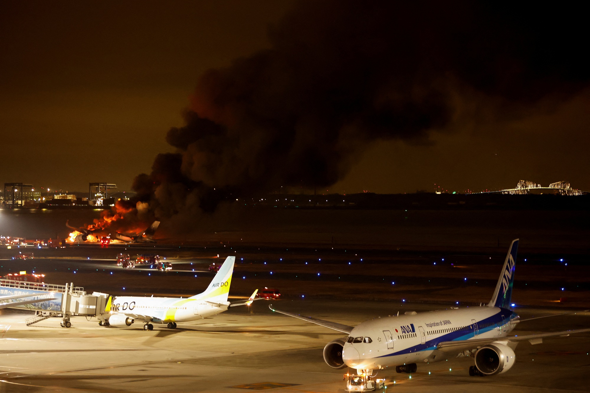 Chùm ảnh: Máy bay bốc cháy dữ dội, 379 người thoát nạn trong gang tấc- Ảnh 11.