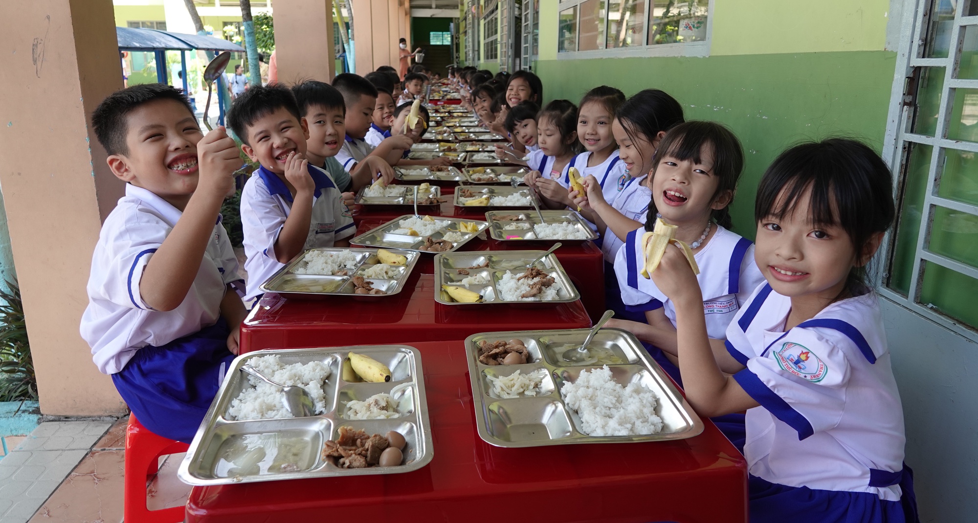 Trường học TP.HCM khuyến khích học sinh chấm điểm bữa ăn bán trú- Ảnh 1.