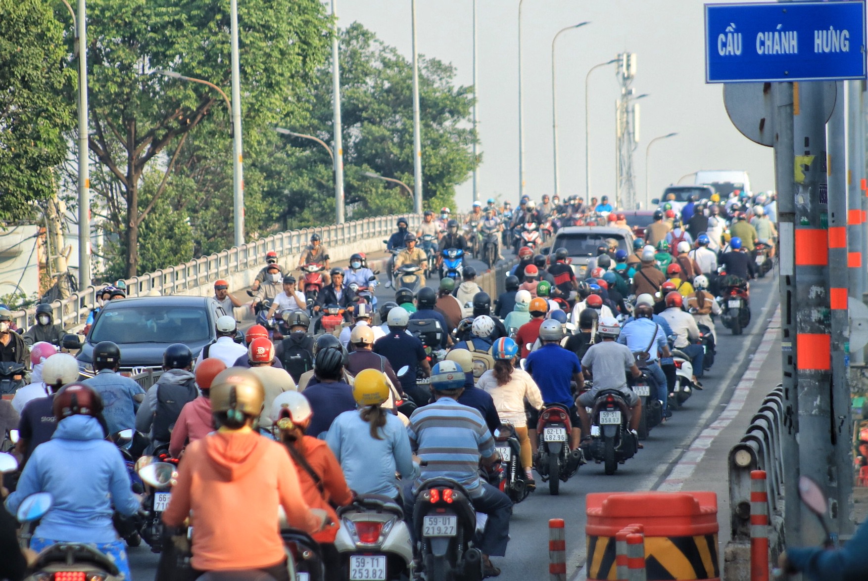 TP.HCM ngày đi làm đầu tiên 2024: Người dân trở lại công việc, đường phố đông đúc- Ảnh 8.