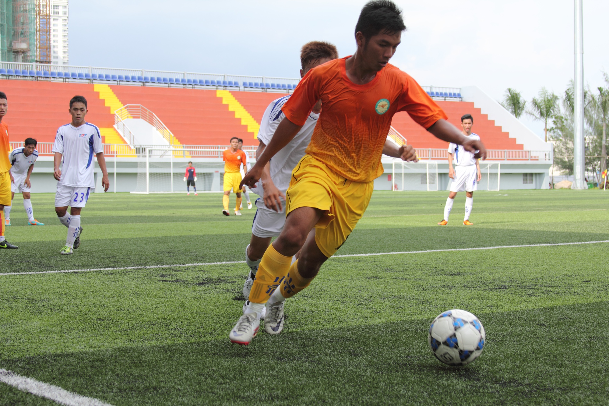 Các cầu thủ Trường ĐH Lạc Hồng tích cực chuẩn bị cho TNSV THACO Cup 2024