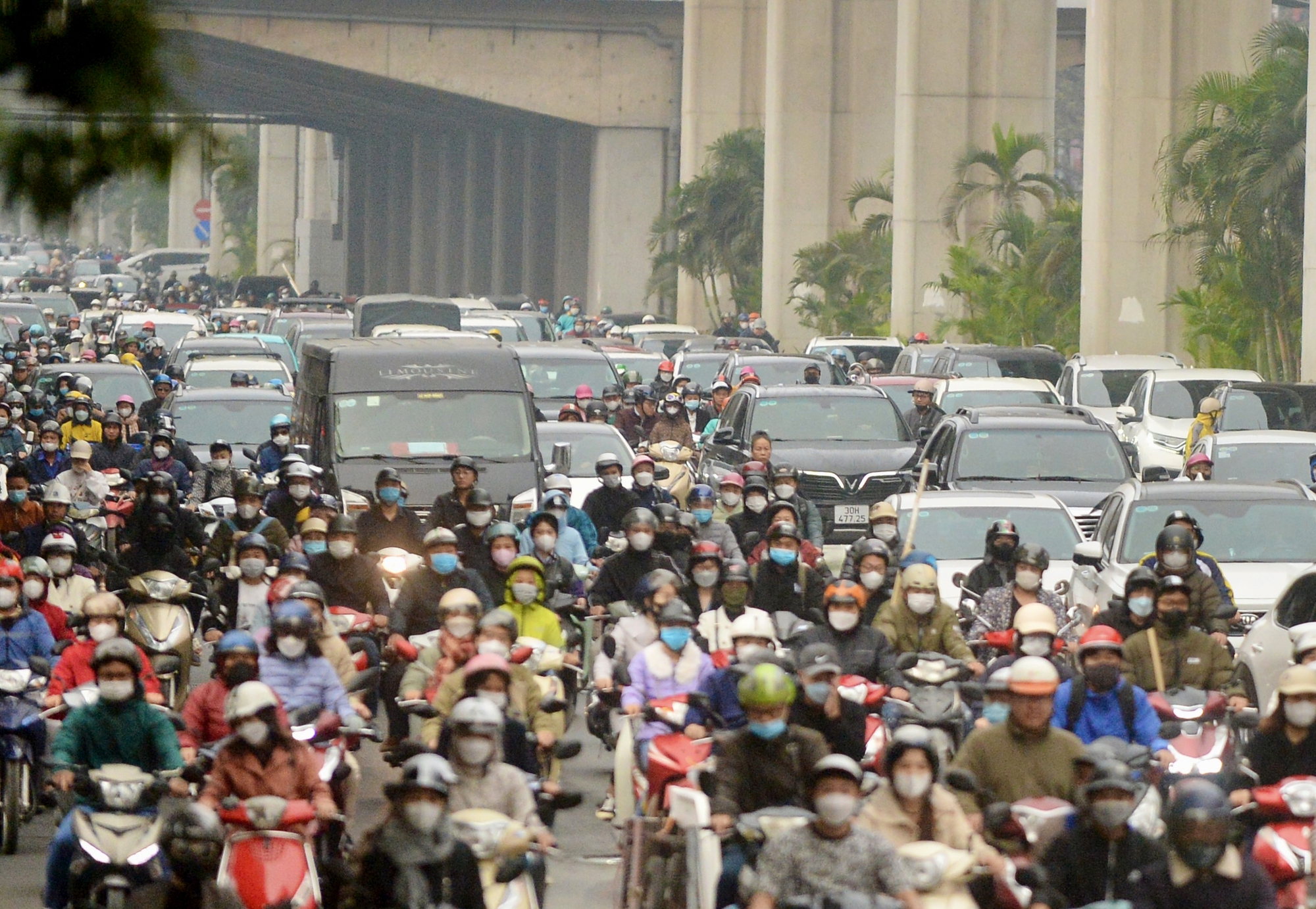 Đường phố Hà Nội ùn tắc trở lại trong ngày làm việc đầu tiên năm 2024- Ảnh 6.