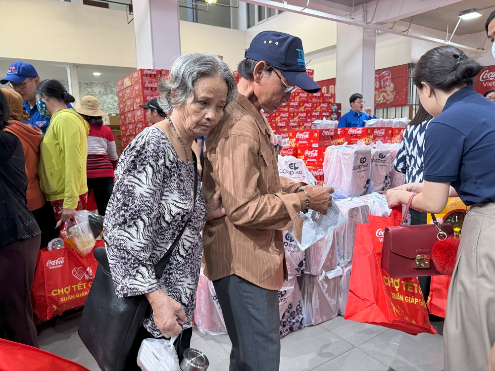 Phiên chợ 0 đồng ở TP.HCM: 'Mẹ con tôi coi như đã sắm đủ cho tết này'- Ảnh 3.