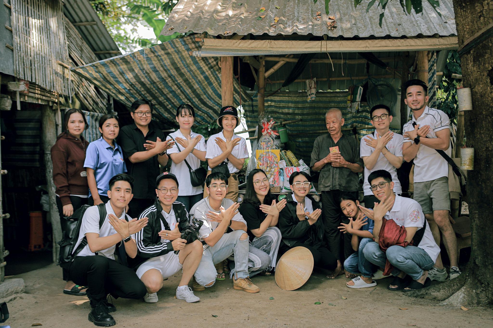 Cứ đến mùa xuân, nhóm bạn trẻ này lại hẹn nhau làm việc ý nghĩa- Ảnh 4.